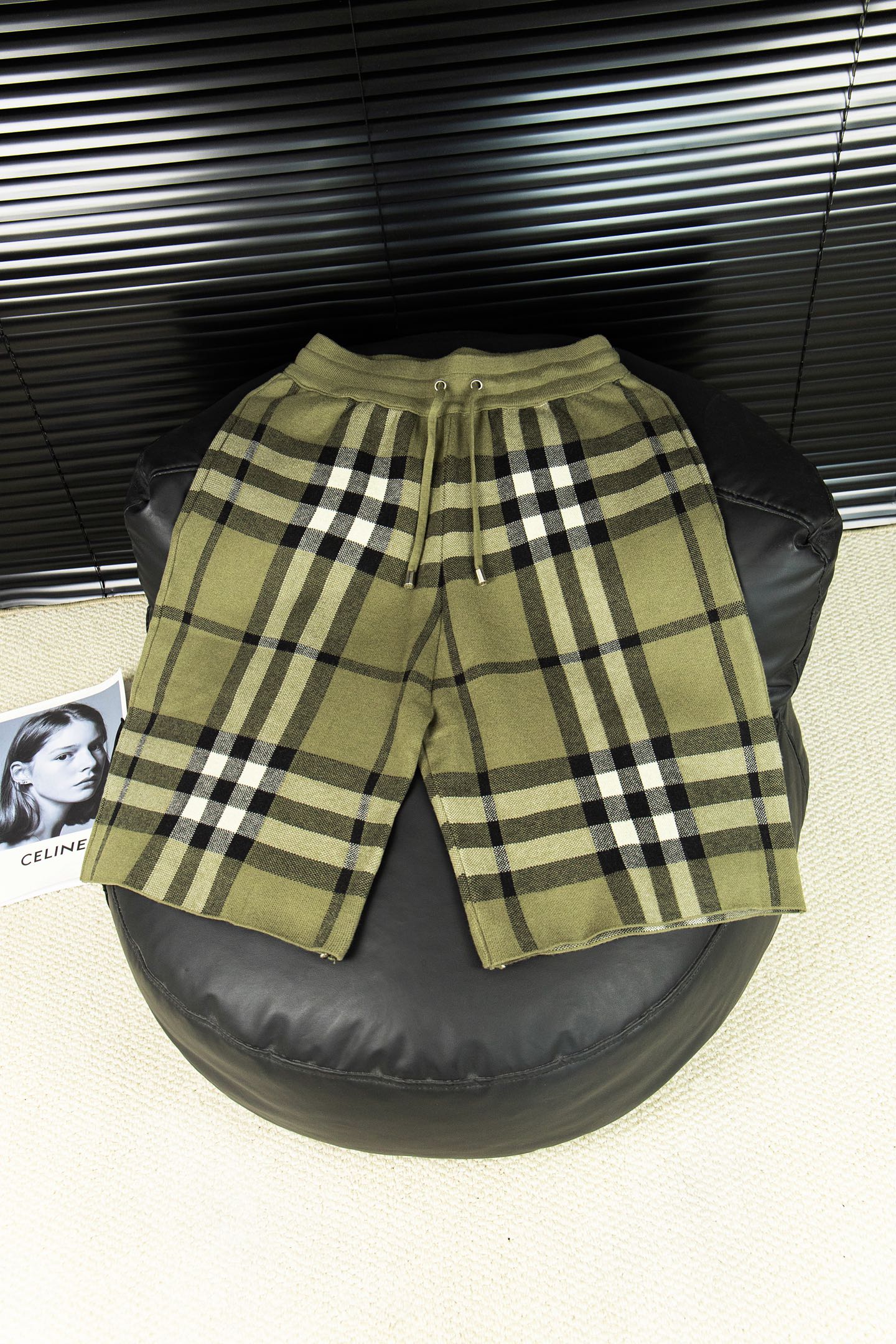 Número de estilo: pantalones cortos de punto a cuadros grandes clásicos de Burberry B32: confeccionados con tejido de r…