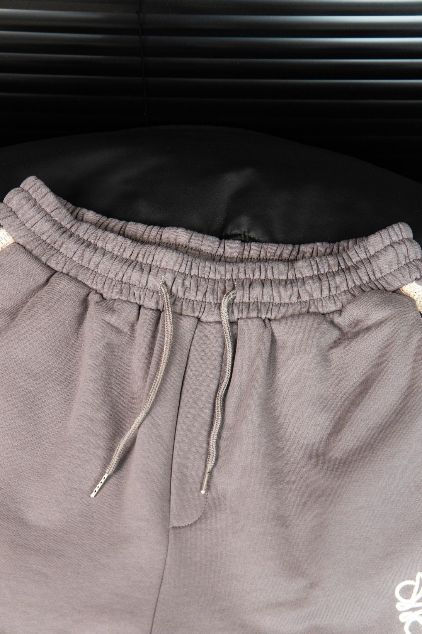 Luxurious Loewe Embroidered Shorts: High-Quality, Stylish Design for Fashion Enthusiasts - 图片 4