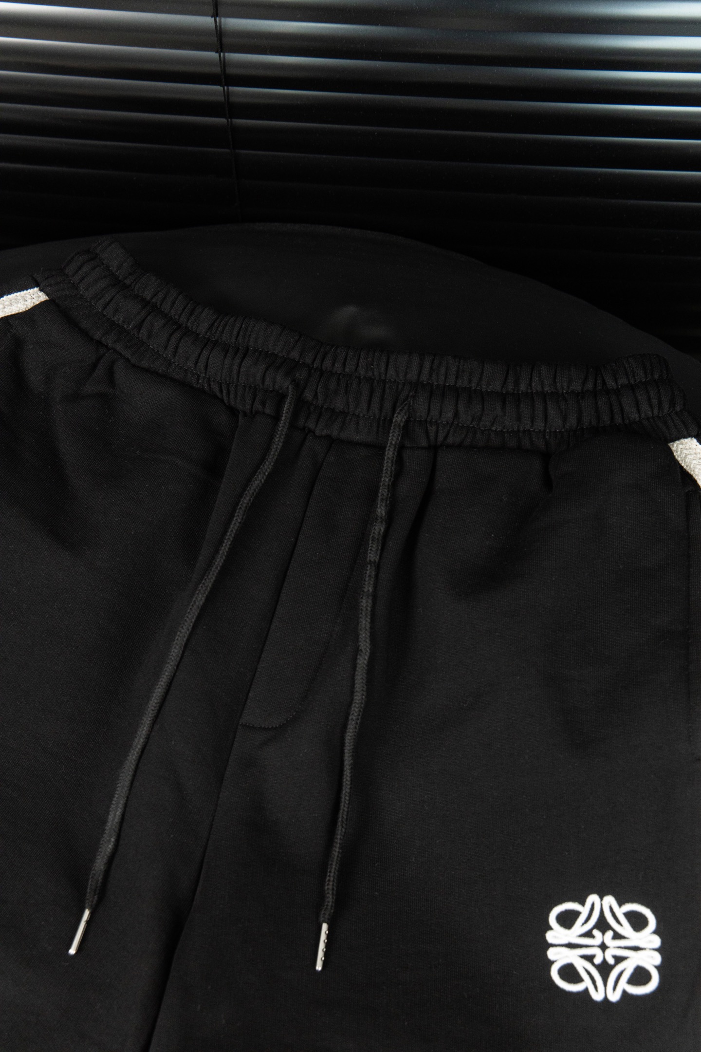 Luxury Embroidered Shorts by Loewe: High-Quality, Stylish, and Trendy - 图片 4