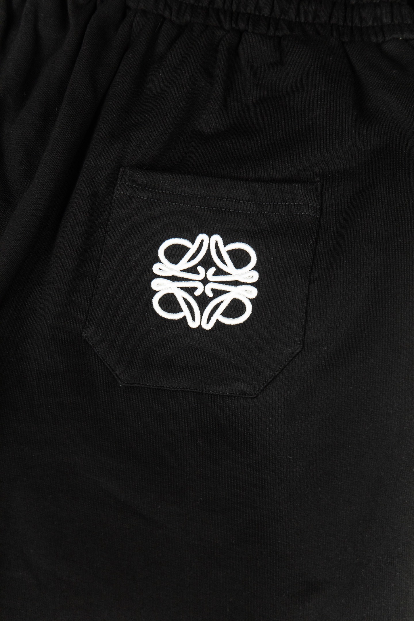 Luxury Embroidered Shorts by Loewe: High-Quality, Stylish, and Trendy - 图片 6