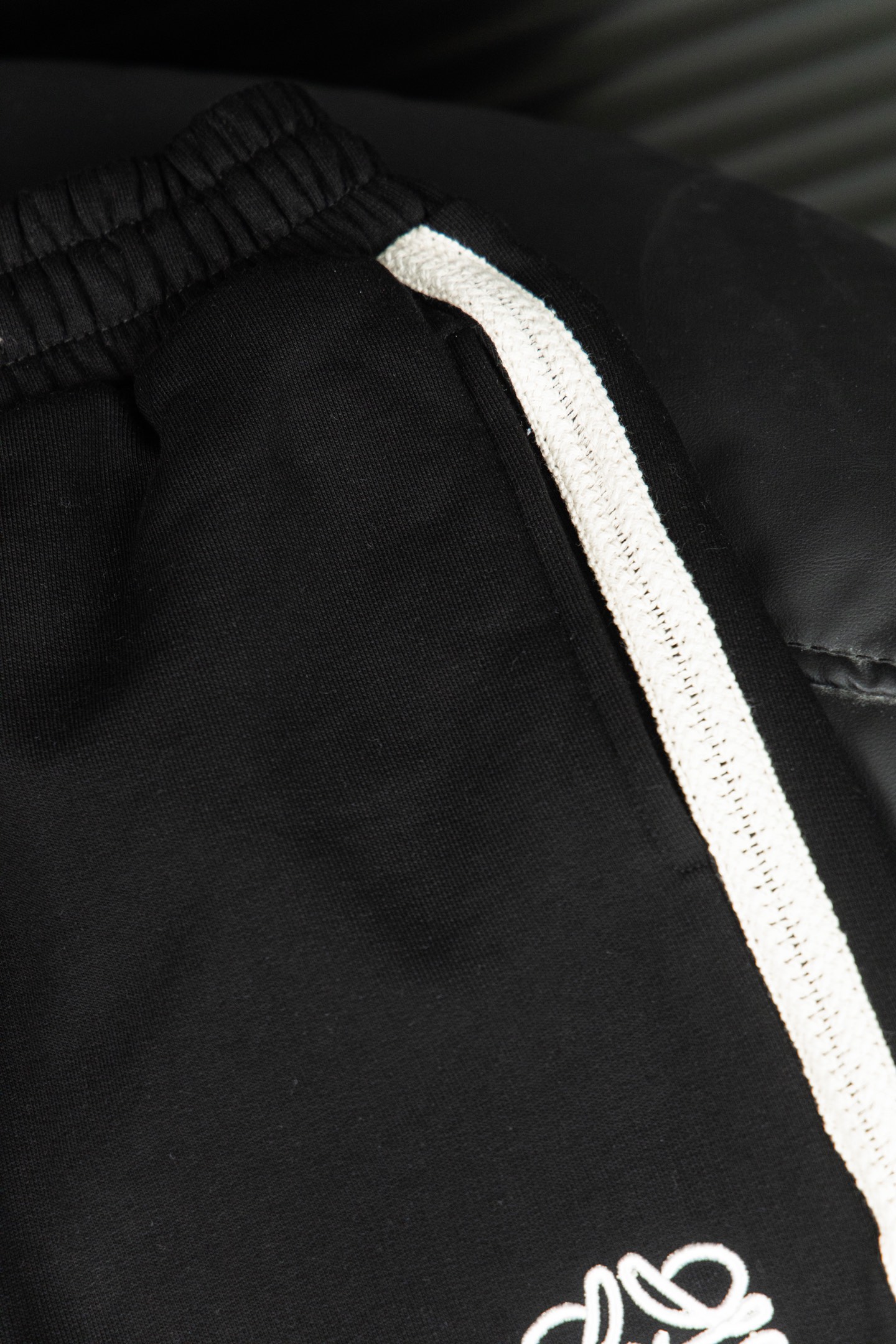 Luxury Embroidered Shorts by Loewe: High-Quality, Stylish, and Trendy - 图片 8