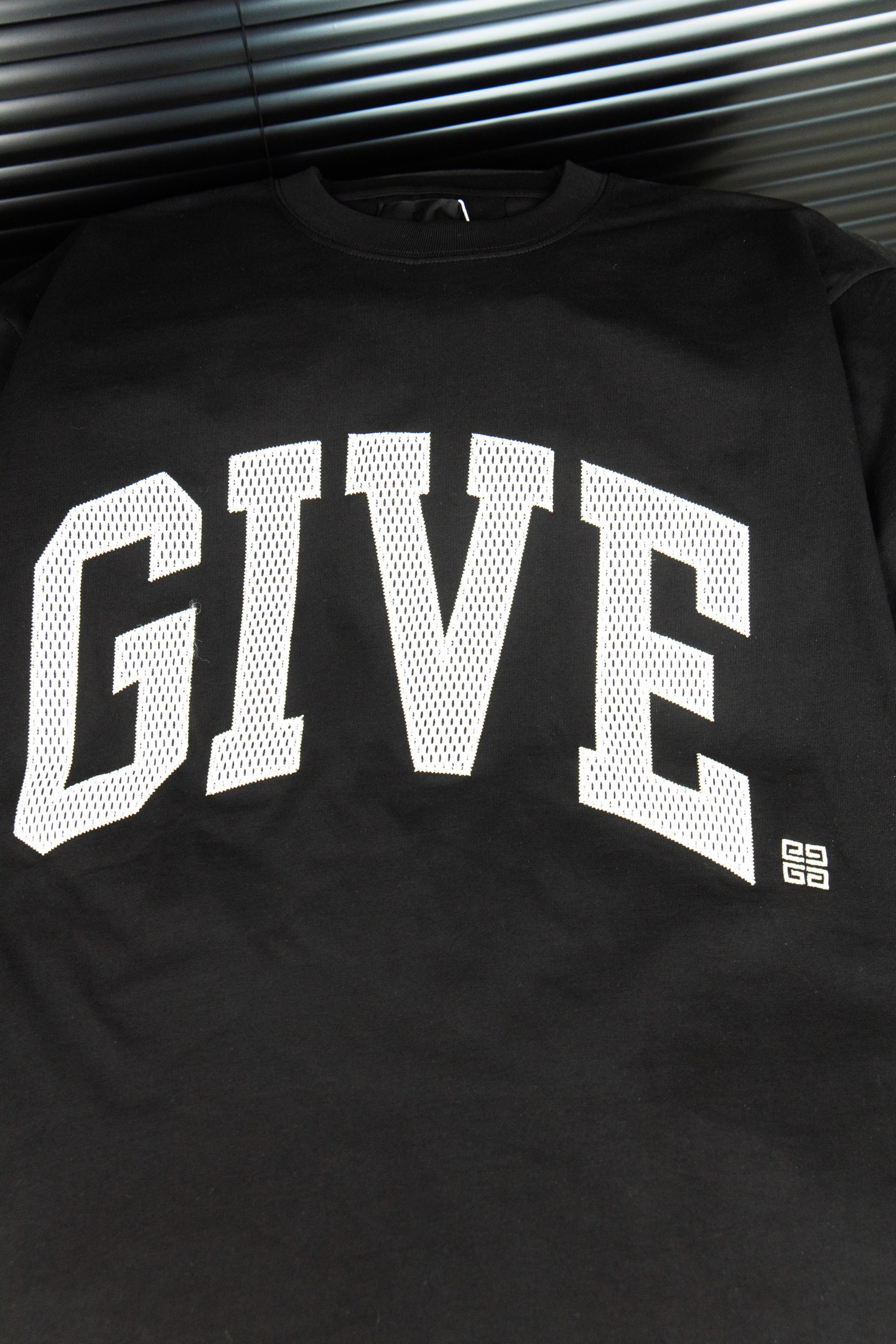 Givenchy Embroidered T-shirt: Elegant Style in Fashion at High Cost - 图片 3