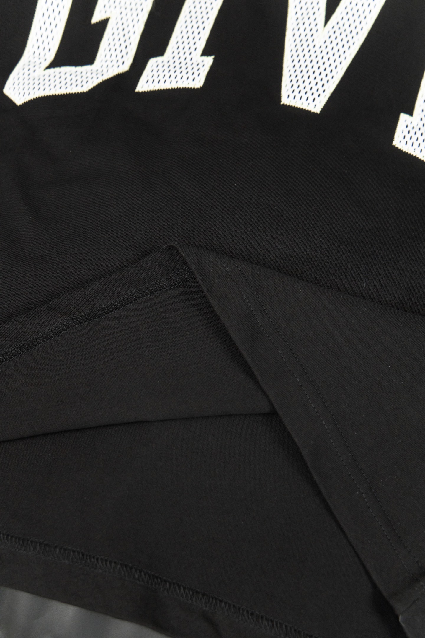 Givenchy Embroidered T-shirt: Elegant Style in Fashion at High Cost - 图片 8