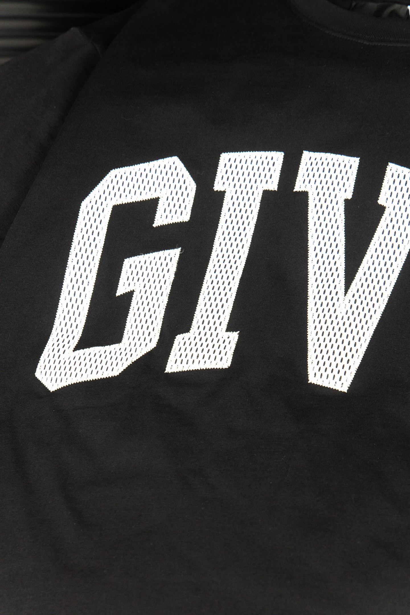 Givenchy Embroidered T-shirt: Elegant Style in Fashion at High Cost - 图片 6