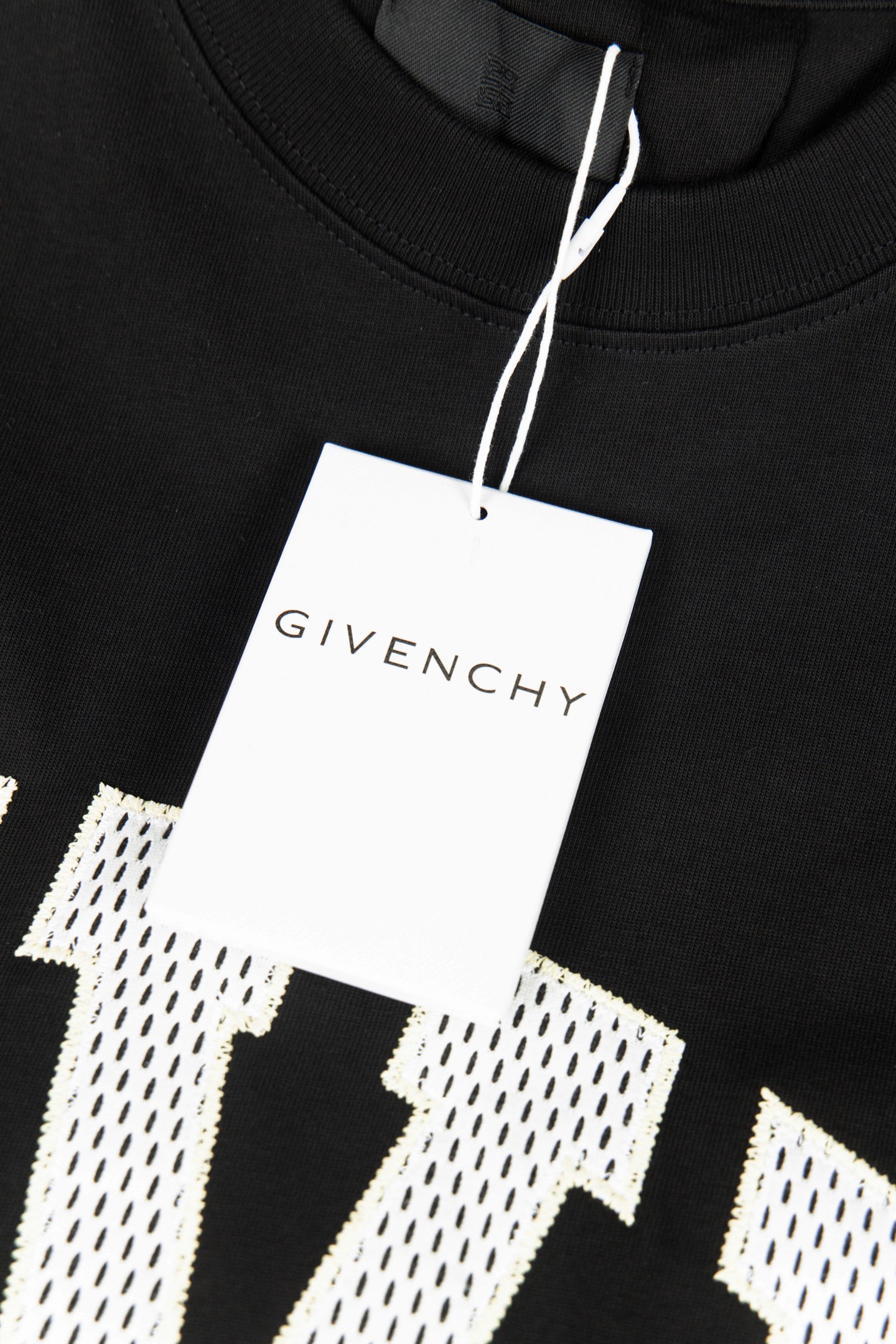 Givenchy Embroidered T-shirt: Elegant Style in Fashion at High Cost - 图片 4
