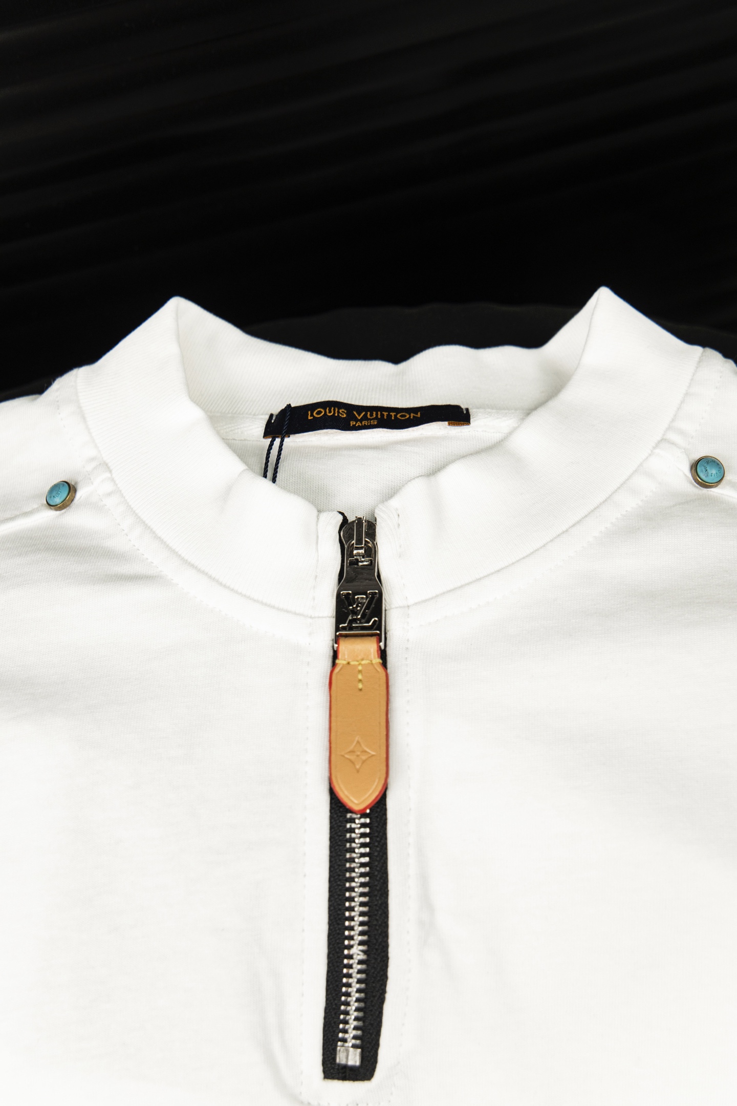 LOUIS VUITTON 路易威登 25SS 拉链绿宝石铆钉短袖T恤黑 白-莆田鞋,莆田鞋货源,高仿鞋,高仿鞋货源,安福档口,莆田高仿鞋,莆田鞋批发,高仿鞋批发,莆田高仿运动鞋,高仿运动鞋,莆田运动鞋 LOUIS VUITTON 路易威登 25SS 拉链绿宝石铆钉短袖T恤黑 白