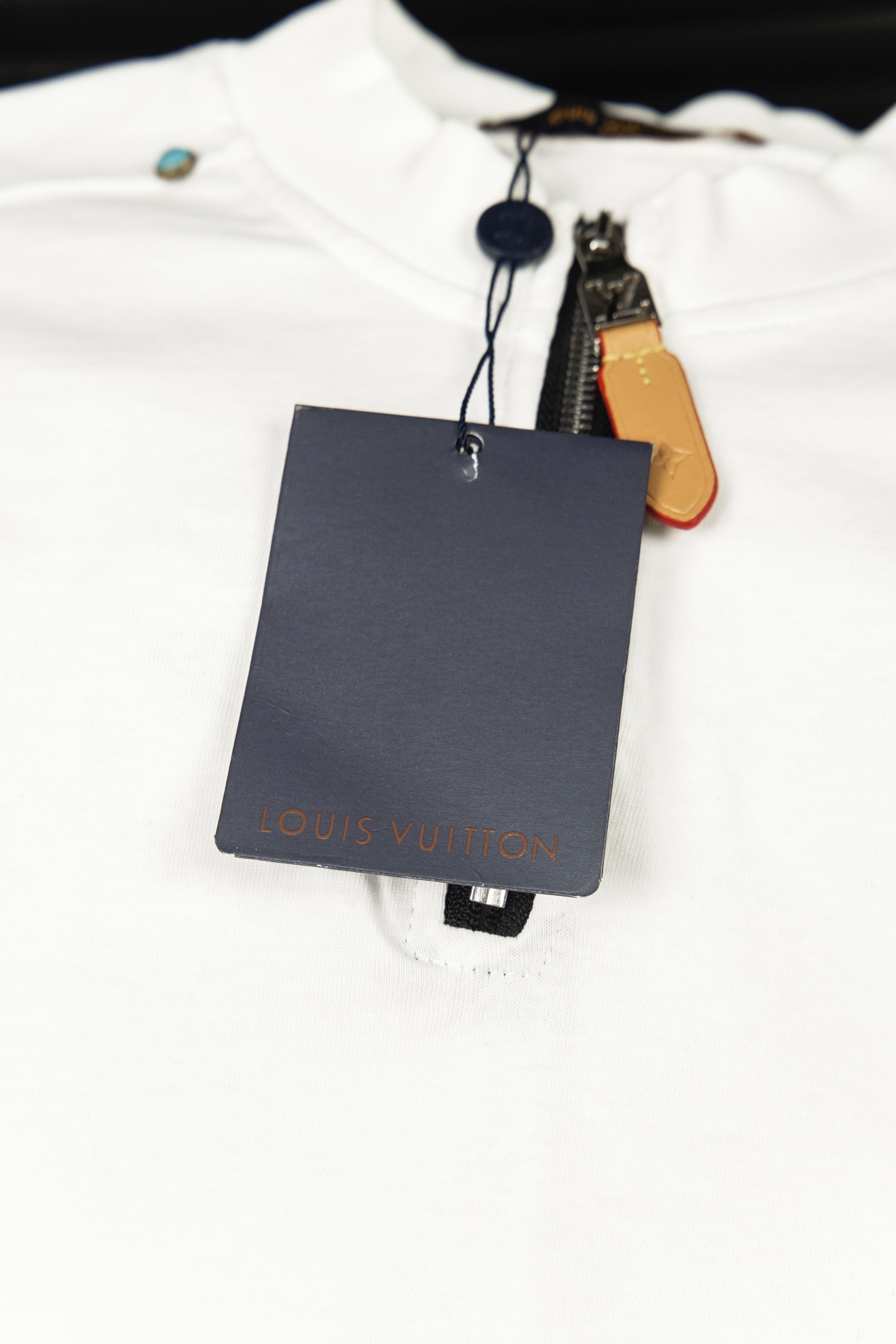 LOUIS VUITTON 路易威登 25SS 拉链绿宝石铆钉短袖T恤黑 白-莆田鞋,莆田鞋货源,高仿鞋,高仿鞋货源,安福档口,莆田高仿鞋,莆田鞋批发,高仿鞋批发,莆田高仿运动鞋,高仿运动鞋,莆田运动鞋 LOUIS VUITTON 路易威登 25SS 拉链绿宝石铆钉短袖T恤黑 白