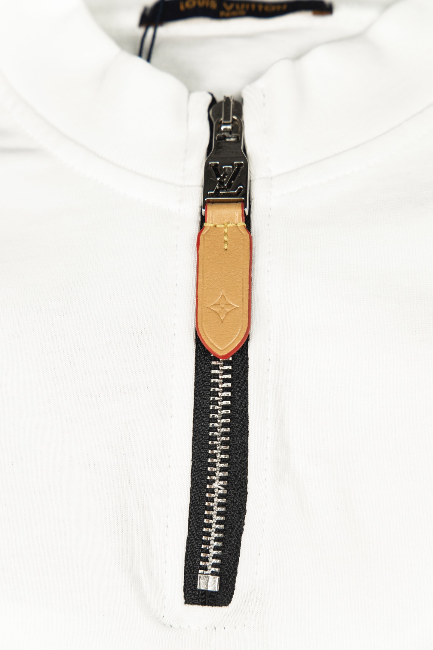 LOUIS VUITTON 路易威登 25SS 拉链绿宝石铆钉短袖T恤黑 白-莆田鞋,莆田鞋货源,高仿鞋,高仿鞋货源,安福档口,莆田高仿鞋,莆田鞋批发,高仿鞋批发,莆田高仿运动鞋,高仿运动鞋,莆田运动鞋 LOUIS VUITTON 路易威登 25SS 拉链绿宝石铆钉短袖T恤黑 白