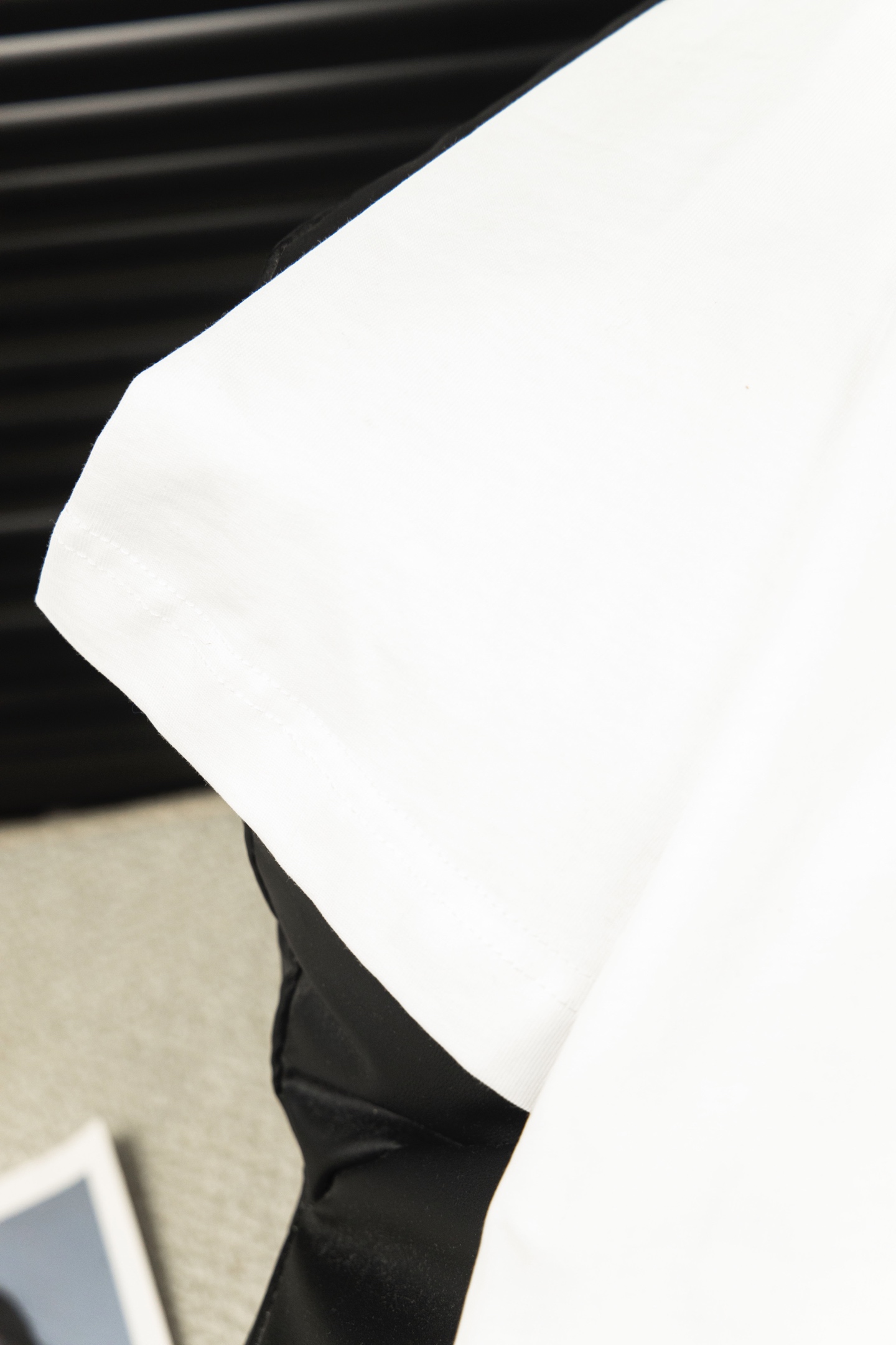 LOUIS VUITTON 路易威登 25SS 拉链绿宝石铆钉短袖T恤黑 白-莆田鞋,莆田鞋货源,高仿鞋,高仿鞋货源,安福档口,莆田高仿鞋,莆田鞋批发,高仿鞋批发,莆田高仿运动鞋,高仿运动鞋,莆田运动鞋 LOUIS VUITTON 路易威登 25SS 拉链绿宝石铆钉短袖T恤黑 白