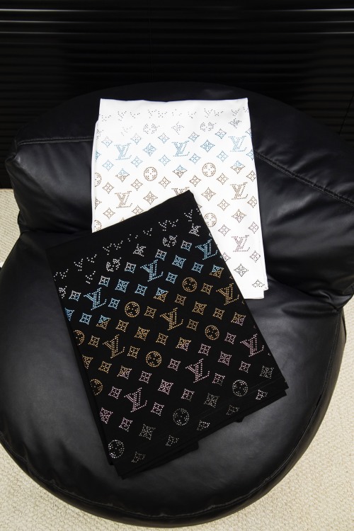 Louis Vuitton 2025SS Logo Rhinestone Short Sleeve T-Shirt 1 Louis Vuitton 2025SS Logo Rhinestone Short Sleeve T-Shirt