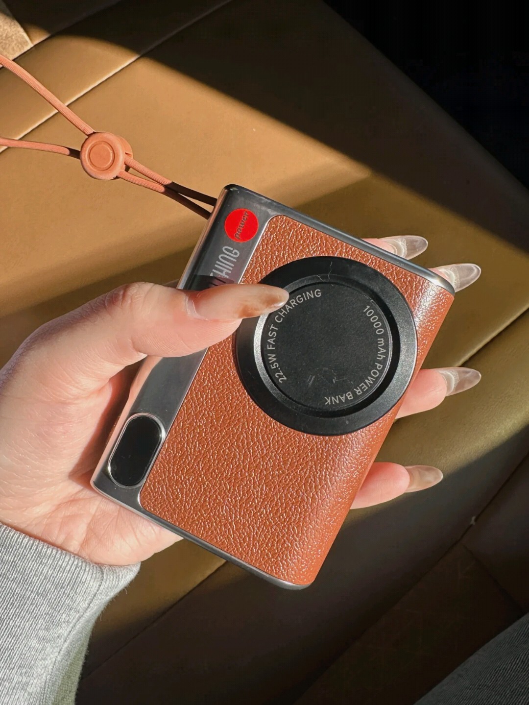 
拿在手里都想不到是充电宝
ccd造型的 好有趣
别看体积小 足足有10000毫安
自带数据线 充电也很快
现在出门真的离不开这个～

#向物移动电源DSHJ-S-2414