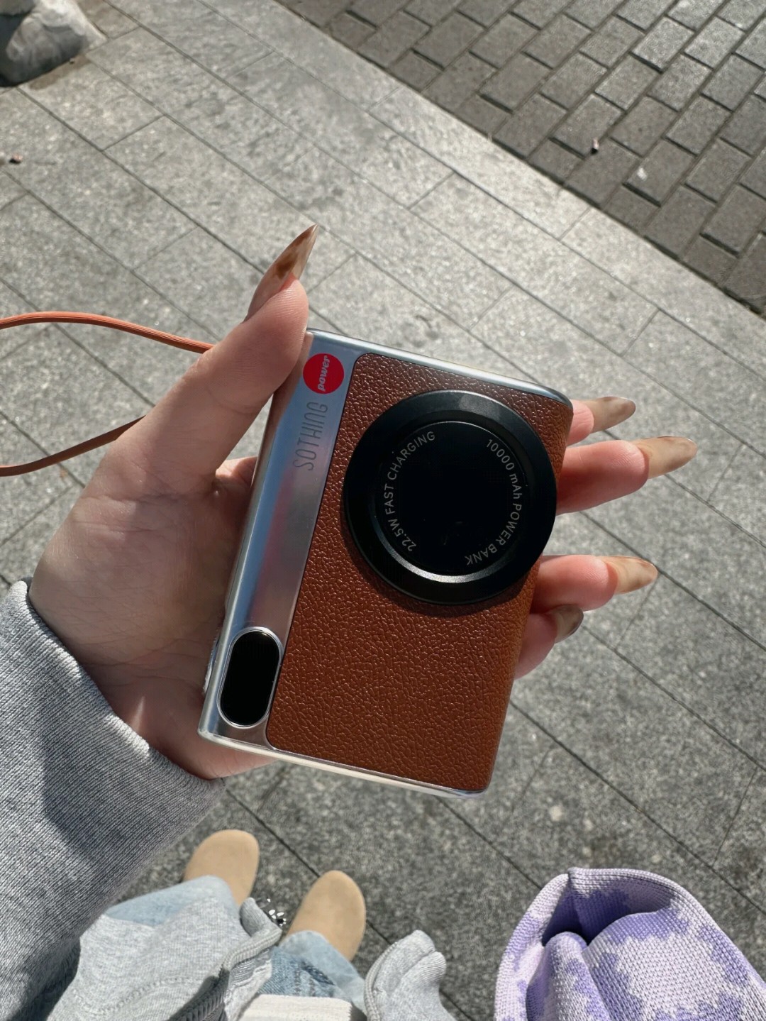 
拿在手里都想不到是充电宝
ccd造型的 好有趣
别看体积小 足足有10000毫安
自带数据线 充电也很快
现在出门真的离不开这个～

#向物移动电源DSHJ-S-2414