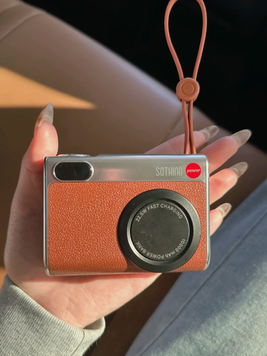 
拿在手里都想不到是充电宝
ccd造型的 好有趣
别看体积小 足足有10000毫安
自带数据线 充电也很快
现在出门真的离不开这个～

#向物移动电源DSHJ-S-2414