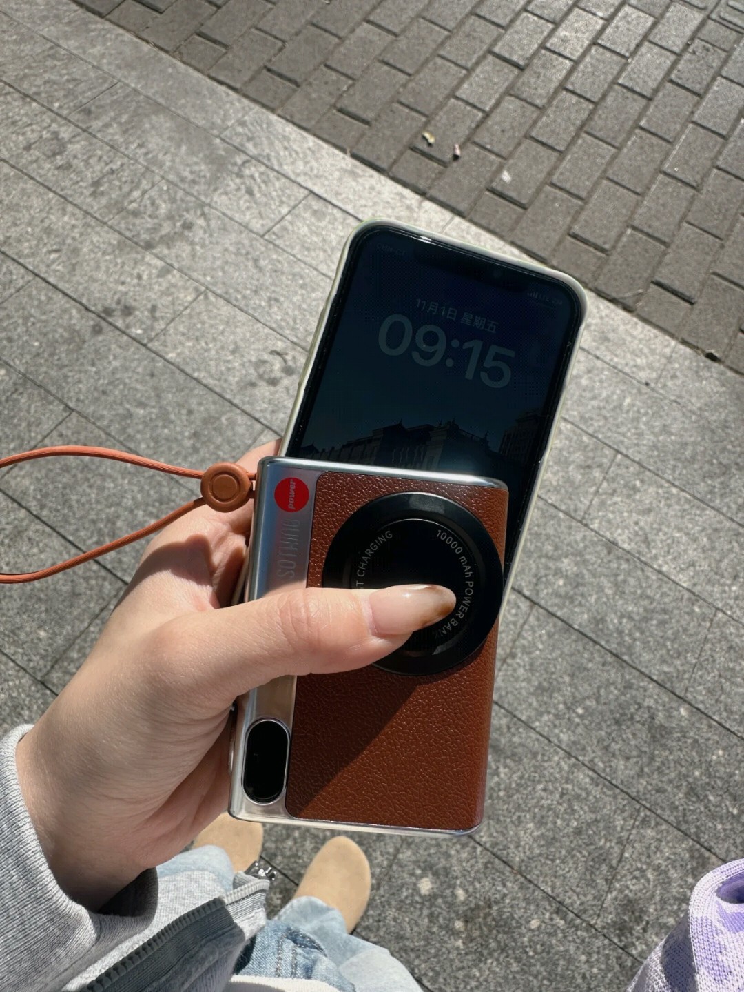 
拿在手里都想不到是充电宝
ccd造型的 好有趣
别看体积小 足足有10000毫安
自带数据线 充电也很快
现在出门真的离不开这个～

#向物移动电源DSHJ-S-2414