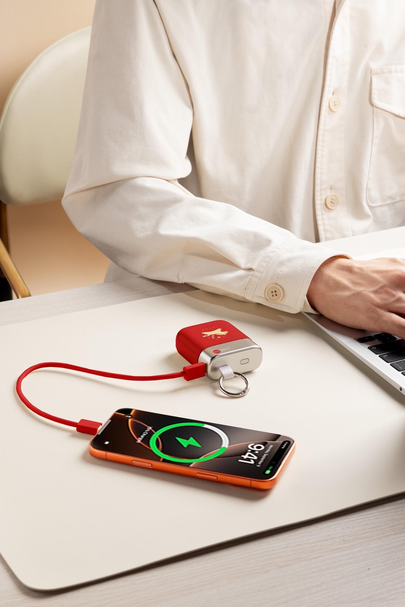 向物马上有钱充电宝

能解放双手又有3c的充电宝是什么伟大的发明
出行敲方便的充电宝谁不爱？
赠送的挂绳真的是大大的作用
可以挂在裤腰、手上、包包上
不想带包的时候直接挂在身上极简出行
再也不是那种像带了块&ldquo;砖头&rdquo;出来的感觉了
SOTHING向物移动电源04 马年限定款