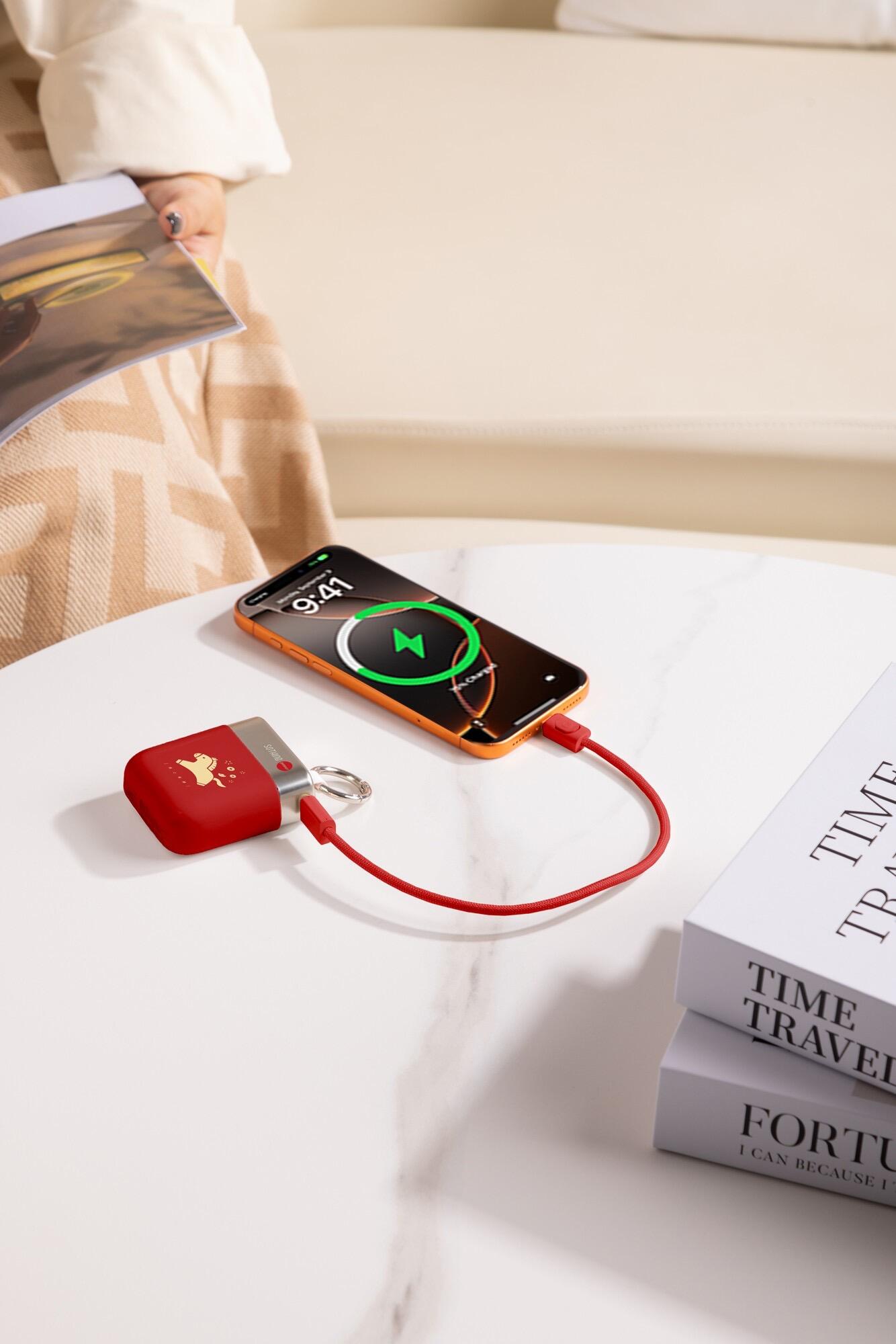 向物马上有钱充电宝

能解放双手又有3c的充电宝是什么伟大的发明
出行敲方便的充电宝谁不爱？
赠送的挂绳真的是大大的作用
可以挂在裤腰、手上、包包上
不想带包的时候直接挂在身上极简出行
再也不是那种像带了块&ldquo;砖头&rdquo;出来的感觉了
SOTHING向物移动电源04 马年限定款