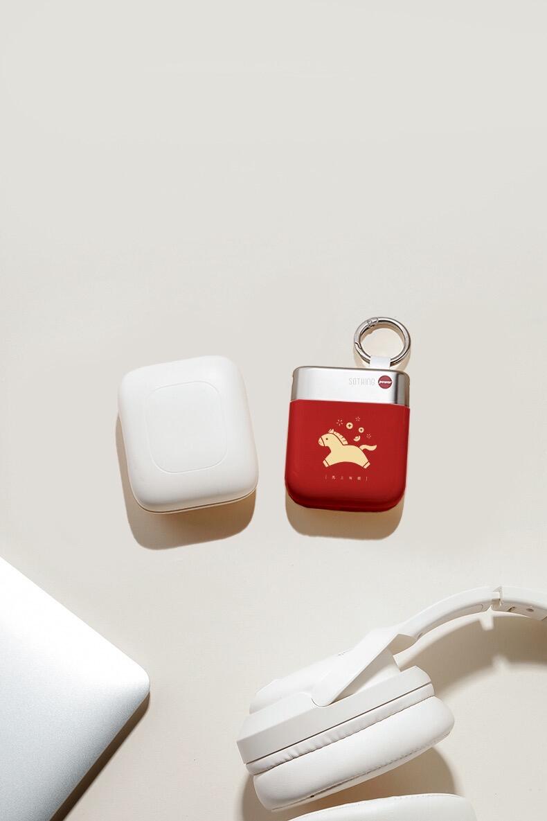 向物马上有钱充电宝

能解放双手又有3c的充电宝是什么伟大的发明
出行敲方便的充电宝谁不爱？
赠送的挂绳真的是大大的作用
可以挂在裤腰、手上、包包上
不想带包的时候直接挂在身上极简出行
再也不是那种像带了块&ldquo;砖头&rdquo;出来的感觉了
SOTHING向物移动电源04 马年限定款