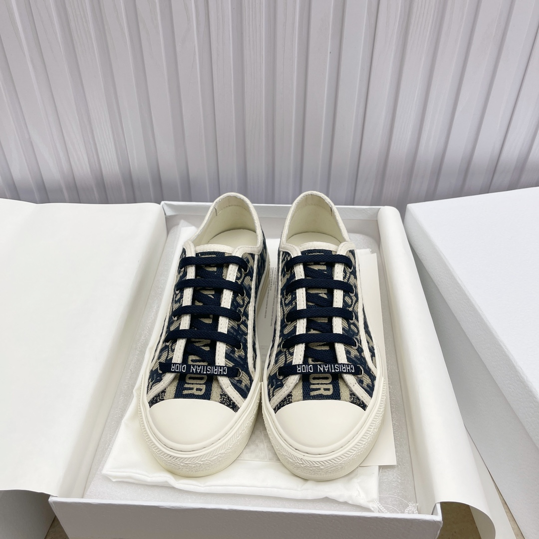 NO:387413,Spot high-quality Dior (Dior) flat sneakers adopt full embroidery iconic pattern market top quality foreign counter hot products non-market ordinary imitation fabrics adopt Italian imported fabric embroidered upper, original mold glued logo matte five-pointed star outsole imported lambskin + high elastic injection molding mold Logo foam footbed size 35-41, casual shoes/sports shoes, dior, dior, sneakers, sheepskin19860909现货高品质Dior(迪奥 )平底运动鞋采用全刺绣标志性图案市场顶级品质国外专柜爆款非市场普通仿版面料采用意大利进口布料刺绣鞋面,原版模具注胶Logo磨砂五角星大底内里进口小羊皮+高弹力 注塑成型模具Logo发泡垫脚 码数35一41,休闲鞋/运动鞋,dior,dior,sneakers,sheepskin,Women's Shoes