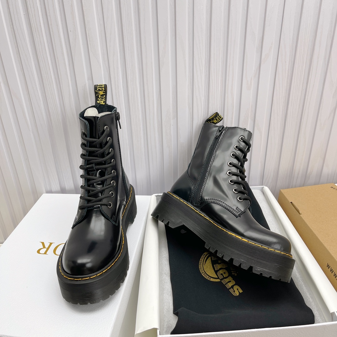 The factory price is 688, Dr Martes, Dr. Martin’s Boots. “Dr” real-skin short boots. Number: 3541