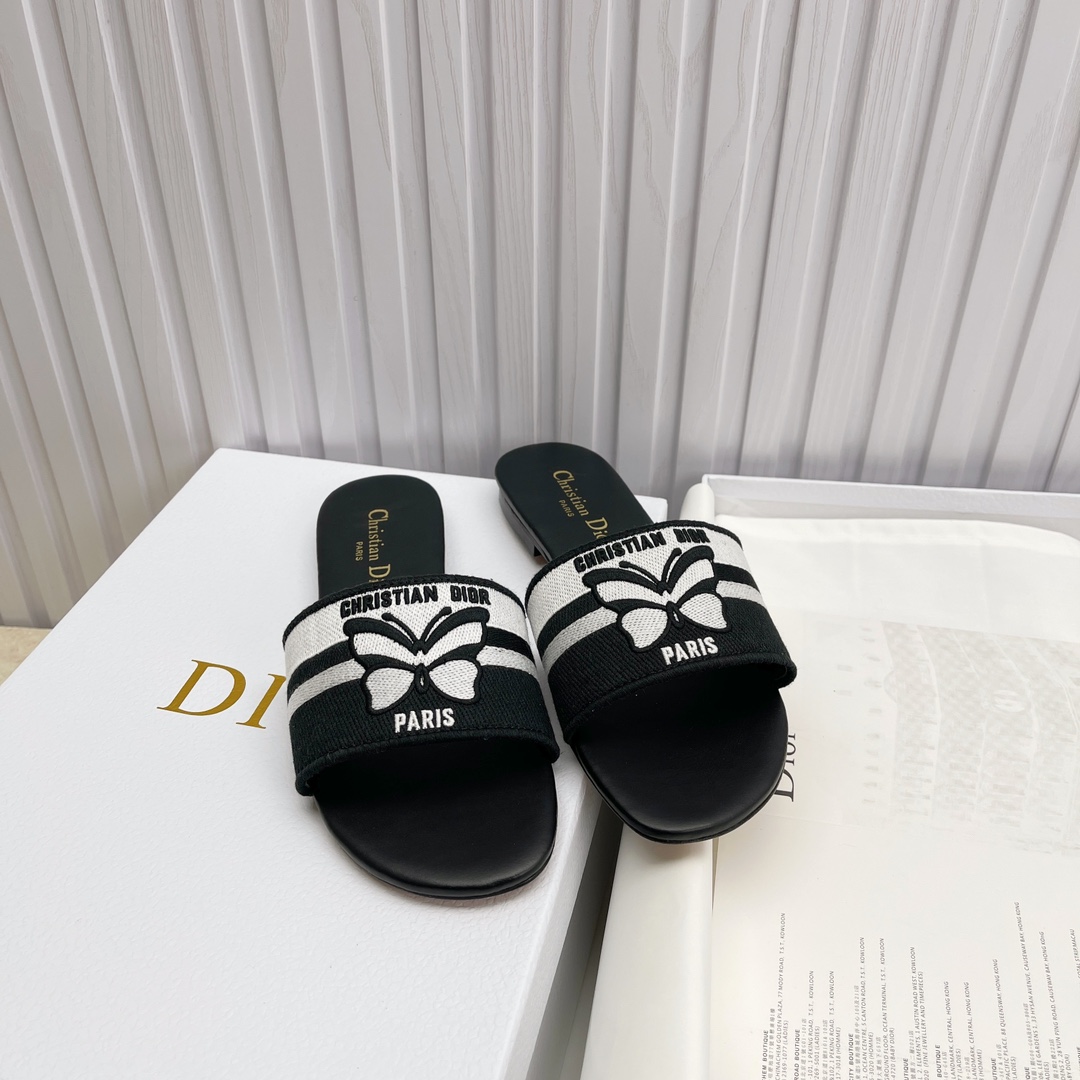 NO:249463,Upgraded version, new embroidery and drag, Dior letter slippers hit, spring and summer vacation series three-dimensional embroidery LOGO letter flat slippers full of princess style. Charming retro beauty; the upper adopts Toinle deJouy pattern high-density embroidery craftsmanship original one to one, inner cowhide, size 35 to 43 (41, 42.43 customized), slippers, dior, slippers, cowhide19860909升级版本,刺绣拖新色 Dior字母拖鞋爆款 春夏度假系列立体刺绣LOGO字母平底拖鞋公主范十足.迷人的复古美感；鞋面采用Toinle deJouy 图案高密度刺绣工艺原版一比一, 内里牛皮里 码数35一43 (41,42.43订做）,拖鞋,dior,slippers,cowhide,Women's Shoes