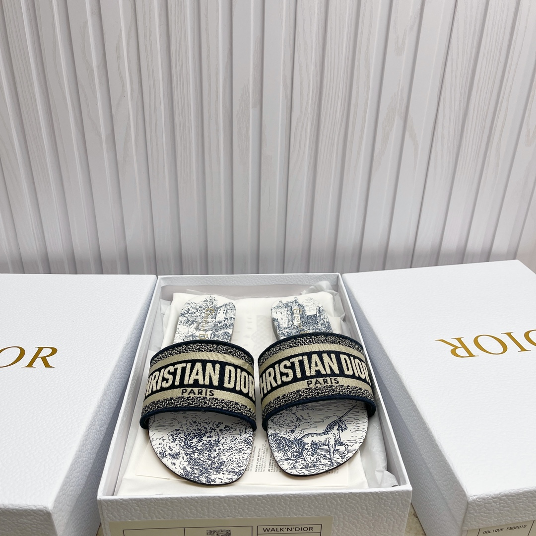 NO:249471,Upgraded version, new embroidery and drag, Dior letter slippers hit, spring and summer vacation series three-dimensional embroidery LOGO letter flat slippers full of princess style. Charming retro beauty; the upper adopts Toinle deJouy pattern high-density embroidery craftsmanship original one to one, inner cowhide, size 35 to 43 (41, 42.43 customized), slippers, dior, slippers, cowhide19860909升级版本,刺绣拖新色 Dior字母拖鞋爆款 春夏度假系列立体刺绣LOGO字母平底拖鞋公主范十足.迷人的复古美感；鞋面采用Toinle deJouy 图案高密度刺绣工艺原版一比一, 内里牛皮里 码数35一43 (41,42.43订做）,拖鞋,dior,slippers,cowhide,Women's Shoes