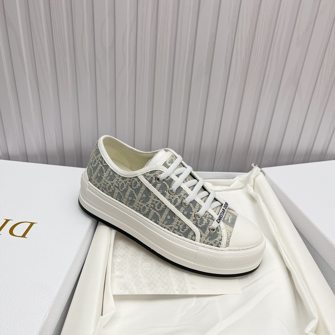 NO:668426,High quality version in stock, Dior flat sneakers are fully embroidered with the iconic pattern. High quality Dior flat sneakers are fully embroidered with the iconic pattern. The market's top quality foreign counter hot model. Non-market ordinary imitation fabrics. Made of Italian imported fabrics. Embroidered upper. Original mold injection logo. Frosted five-pointed star outsole lining. Imported lambskin + high elasticity. Injection molding mold Logo foam padding. Size 35 to 42 (40 41)  42 customized), casual shoes/sports shoes, dior, dior, sneakers, sheepskin19860909现货高版本,Dior(迪奥 )平底运动鞋采用全刺绣标志性图现货高品质Dior(迪奥 )平底运动鞋采用全刺绣标志性图案市场顶级品质国外专柜爆款非市场普通仿版面料采用意大利进口布料刺绣鞋面,原版模具注胶Logo磨砂五角星大底内里进口小羊皮+高弹力 注塑成型模具Logo发泡垫脚 码数35一42(40 41 42订做),休闲鞋/运动鞋,dior,dior,sneakers,sheepskin,Women's Shoes