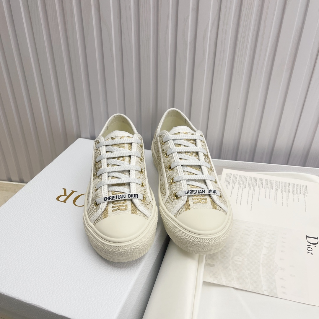 NO:387423,High-version, Dior flat sneakers adopt full embroidery iconic pictures, spot high-quality Dior flat sneakers adopt full embroidery iconic patterns. The market top quality foreign counters are popular. Non-market ordinary imitation version. The fabric is made of imported Italian fabrics. Embroidered uppers, original mold glued logo matte five-pointed star outsole imported lambskin + high elastic injection molding mold Logo foamed footbed size 35-41 (40 41 customized), casual shoes/sports shoes, dior, dior, sneakers, sheepskin19860909高版本,Dior(迪奥 )平底运动鞋采用全刺绣标志性图现货高品质Dior(迪奥 )平底运动鞋采用全刺绣标志性图案.市场顶级品质国外专柜爆款.非市场普通仿版.面料采用意大利进口布料.刺绣鞋面,原版模具注胶Logo磨砂五角星大底内里进口小羊皮+高弹力 注塑成型模具Logo发泡垫脚 码数35一41(40 41订做),休闲鞋/运动鞋,dior,dior,sneakers,sheepskin,Women's Shoes