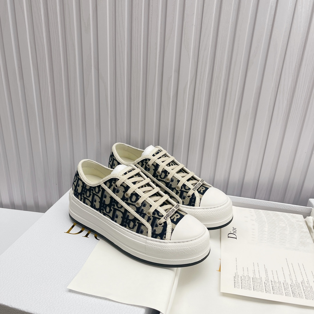 NO:387373,Spot high-version Dior (Dior) flat sneakers adopt full embroidery iconic pattern market top quality foreign counter hot products non-market ordinary imitation fabrics adopt Italian imported fabric embroidered upper, original mold glued logo matte five-pointed star outsole imported lambskin + high elastic injection molding mold Logo foam footbed size 35-41, casual shoes/sports shoes, dior, dior, sneakers, sheepskin19860909现货高版本Dior(迪奥 )平底运动鞋采用全刺绣标志性图案市场顶级品质国外专柜爆款非市场普通仿版面料采用意大利进口布料刺绣鞋面,原版模具注胶Logo磨砂五角星大底内里进口小羊皮+高弹力 注塑成型模具Logo发泡垫脚 码数35一41,休闲鞋/运动鞋,dior,dior,sneakers,sheepskin,Women's Shoes