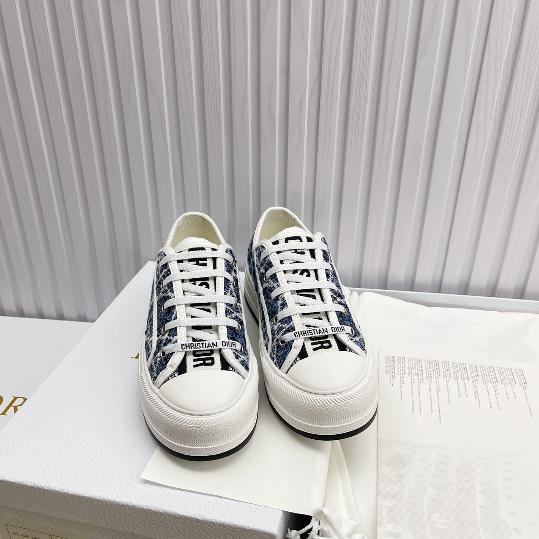 NO:387382,High-end version, Dior thick-soled sneakers adopt full embroidery iconic pictures, spot high-quality Dior flat sneakers adopt full embroidery iconic patterns. The market top quality foreign counters are popular. Non-market ordinary imitation version. The fabric is made of imported Italian fabrics. Embroidered uppers, original mold glued logo matte five-pointed star outsole imported lambskin + high elastic injection molding mold Logo foamed footbed size 35-41 (40 41 customized), casual shoes/sports shoes, dior, dior, sneakers, sheepskin19860909高版本,Dior(迪奥 )厚底运动鞋采用全刺绣标志性图现货高品质Dior(迪奥 )平底运动鞋采用全刺绣标志性图案.市场顶级品质国外专柜爆款.非市场普通仿版.面料采用意大利进口布料.刺绣鞋面,原版模具注胶Logo磨砂五角星大底内里进口小羊皮+高弹力 注塑成型模具Logo发泡垫脚 码数35一41(40 41订做),休闲鞋/运动鞋,dior,dior,sneakers,sheepskin,Women's Shoes