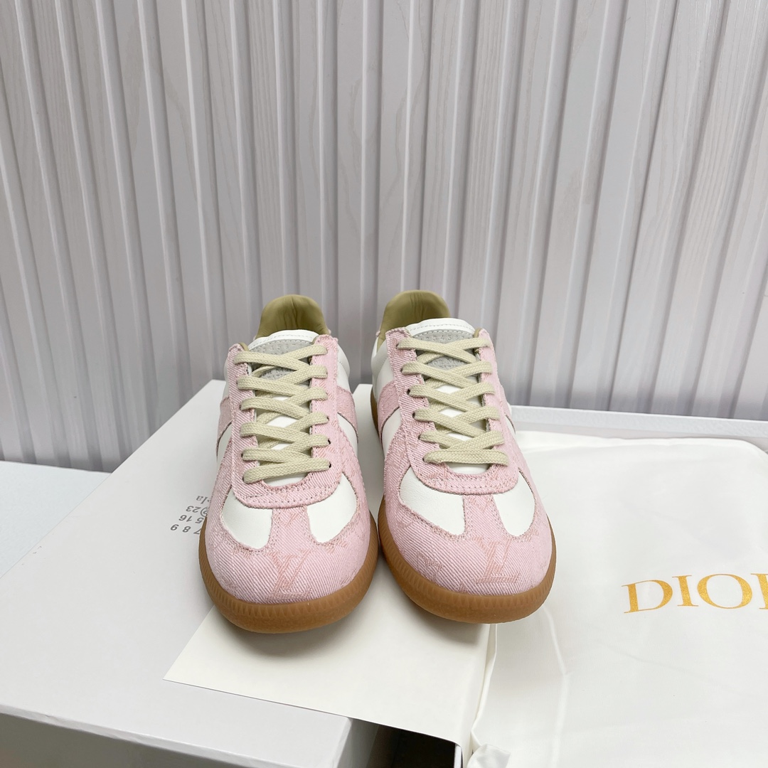 NO:668418,In stock Maison Margiela Margiela training, this pair of moral training is so popular, a pair of classic white shoes that all Instagram style bloggers have bought. They feel comfortable and easy to match. The texture is invincible, original 1:1, imported cowhide material, imported sheepskin lining, original outsole, women's model 35-40., casual shoes/sports shoes, masion margiela, sneakers, cowhide, sheepskin19860909现货Maison Margiela 马吉拉德训,这双德训实在太火了 ins穿搭博主都有入的一双经典小白鞋 脚感舒适又巨好搭 质感无敌好,原版1:1, 面料进口牛皮 内里进口羊皮 大底原版大底 女款35 －40.,休闲鞋/运动鞋,masion margiela,sneakers,cowhide,sheepskin,Women's Shoes