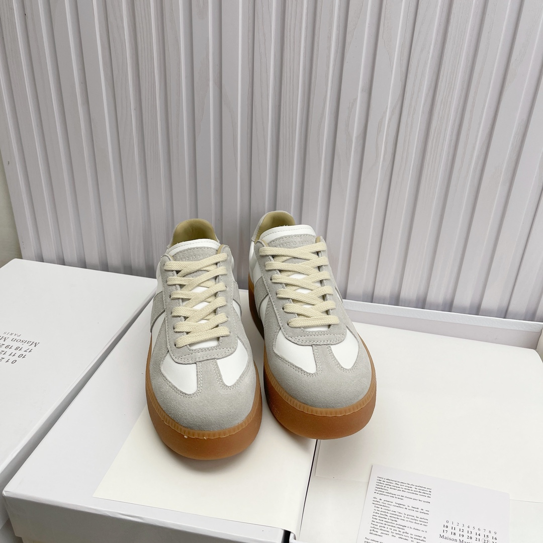 NO:668434,Maison Margiela Maison Margiela, this pair of moral training is so popular, a pair of classic white shoes that all ins style bloggers have bought. They feel comfortable and easy to match. The texture is invincible, original 1:1, imported cowhide material, imported sheepskin lining, original outsole, 5.cm heel, women's model 35-40., casual shoes/sports shoes, masion margiela, sneakers, cowhide, sheepskin19860909Maison Margiela 马吉拉德训,这双德训实在太火了 ins穿搭博主都有入的一双经典小白鞋 脚感舒适又巨好搭 质感无敌好,原版1:1, 面料进口牛皮 内里进口羊皮 大底原版大底 5.cm跟高 女款35 －40.,休闲鞋/运动鞋,masion margiela,sneakers,cowhide,sheepskin,Women's Shoes