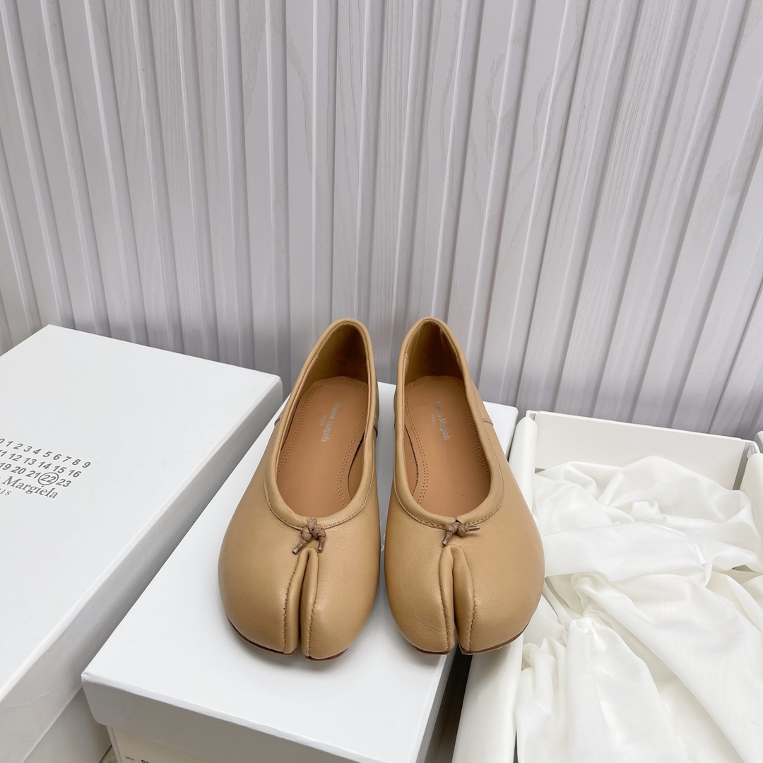 NO:668422,Maison Margiela high version Margiela, this pair of split-toe is so popular, all Instagram fashion bloggers have bought it, it feels comfortable and easy to match, the texture is invincible, original 1:1, imported cowhide lining, imported vegetable-tanned sheepskin outsole, original genuine leather outsole, women's model 35-41 (41 custom-made), split-toe shoes, masion margiela, cowhide, sheepskin, Leather soles19860909Maison Margiela高版本 马吉拉,这双分趾实在太火了 ins穿搭博主都有入的, 脚感舒适又巨好搭 质感无敌好,原版1:1, 内里进口牛皮 面料进口植鞣羊皮 大底原版真皮大底 女款35 －41(41订做),分趾鞋,masion margiela,cowhide,sheepskin,Leather soles,Women's Shoes