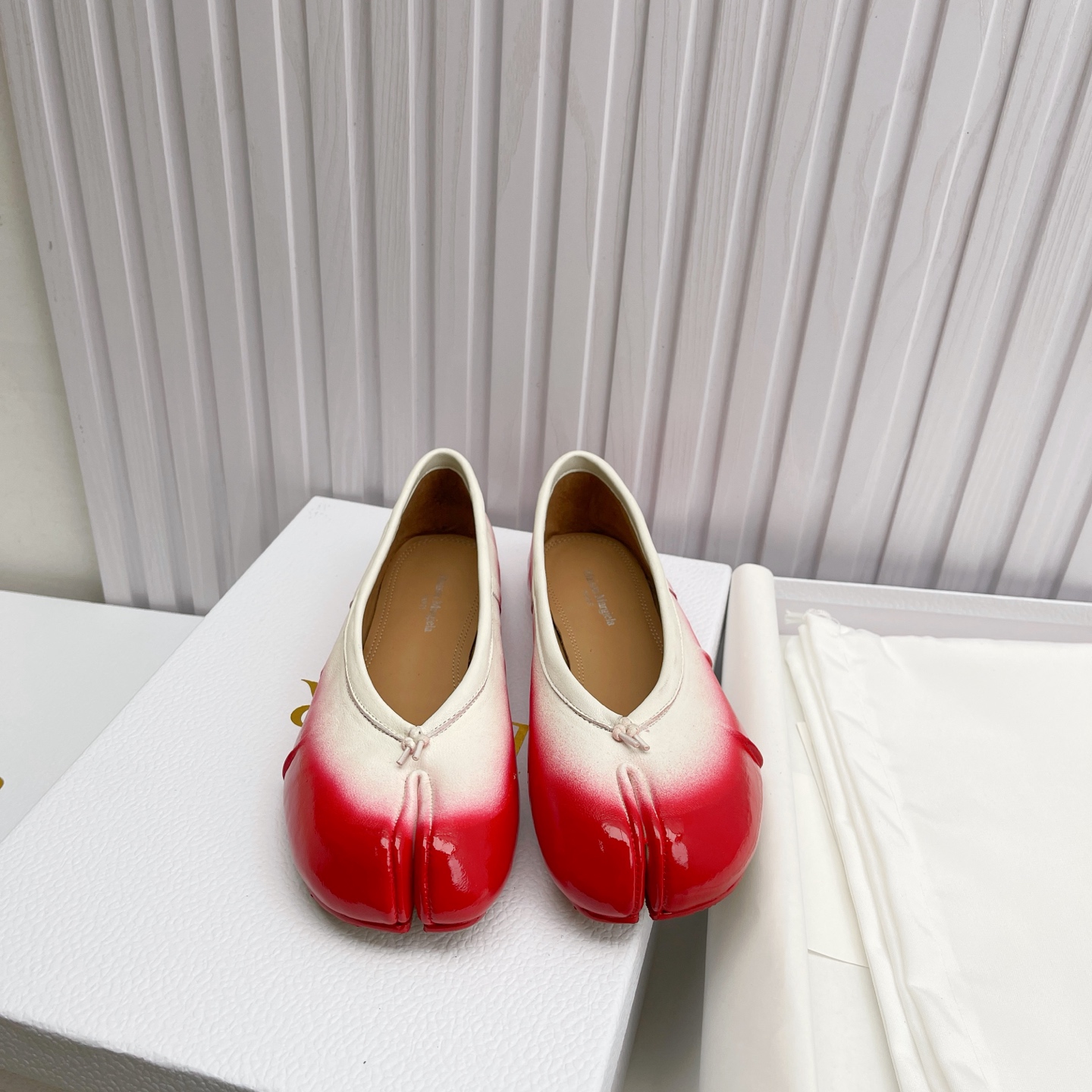 NO:874679,Maison Margiela high version Margiela, this pair of split-toe is so popular, all Instagram fashion bloggers have bought it, it feels comfortable and easy to match, the texture is invincible, original 1:1, imported cowhide lining, imported vegetable-tanned sheepskin fabric, original leather outsole, women's model 35-42 (41,42 custom-made), split-toe shoes, masion margiela, cowhide, sheepskin, Leather soles19860909Maison Margiela高版本 马吉拉,这双分趾实在太火了 ins穿搭博主都有入的, 脚感舒适又巨好搭 质感无敌好,原版1:1, 内里进口牛皮 面料进口植鞣羊皮 大底原版真皮大底 女款35 －42(41,42订做),分趾鞋,masion margiela,cowhide,sheepskin,Leather soles,Women's Shoes