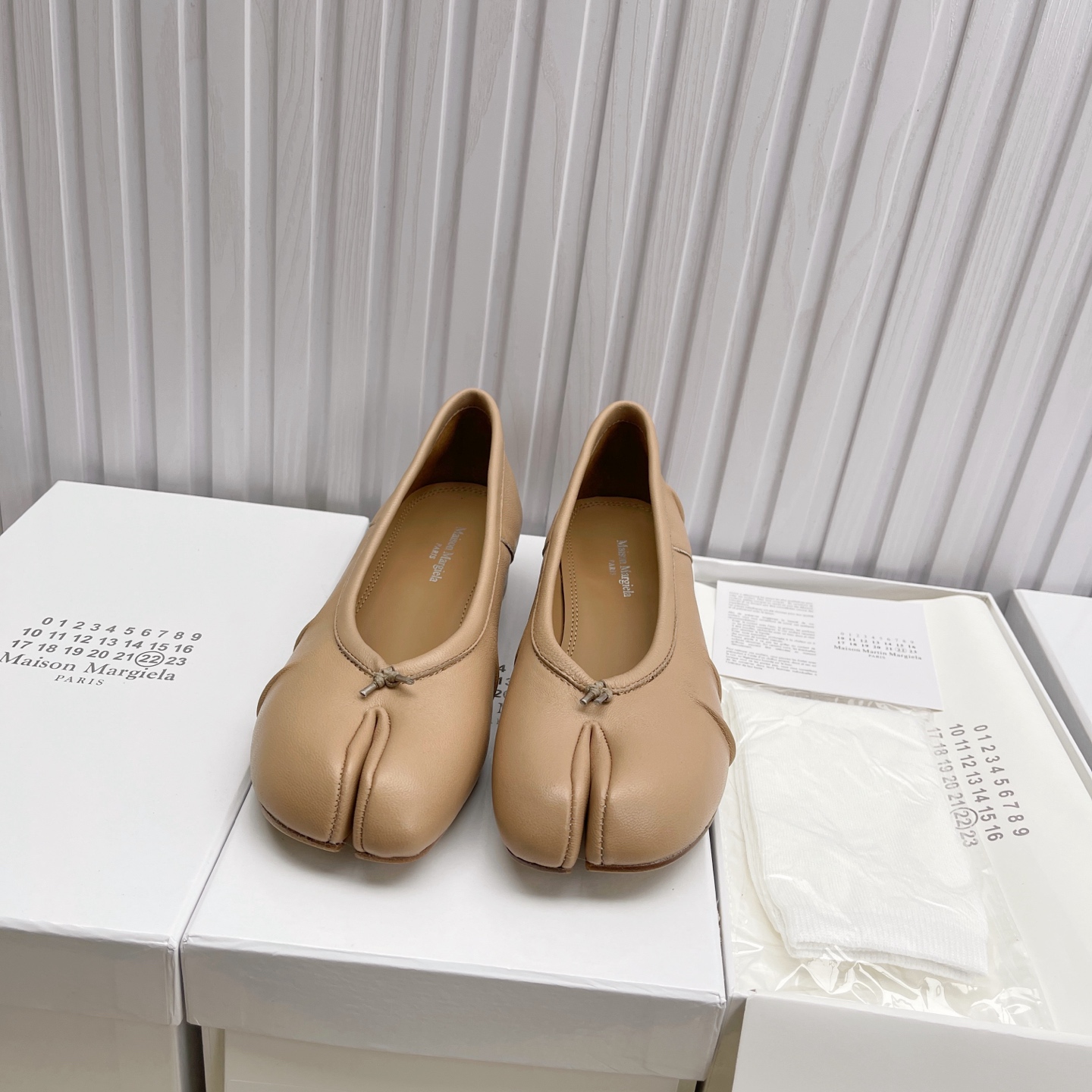 NO:874687,Maison Margiela high version Margiela, this pair of split-toe is so popular that all Instagram fashion bloggers have bought it. It feels comfortable and easy to match. The texture is invincible, original 1:1, imported cowhide leather lining, imported vegetable-tanned sheepskin fabric, original leather outsole, heel height 3.5 cm, women's model 35-41 (custom-made at 40.41), split-toe shoes, masion  margiela,cowhide,sheepskin,leather soles19860909Maison Margiela高版本 马吉拉,这双分趾实在太火了 ins穿搭博主都有入的, 脚感舒适又巨好搭 质感无敌好,原版1:1, 内里进口牛皮 面料进口植鞣羊皮 大底原版真皮大底 跟高3.5 cm 女款35 －41(40.41订做),分趾鞋,masion margiela,cowhide,sheepskin,Leather soles,Women's Shoes