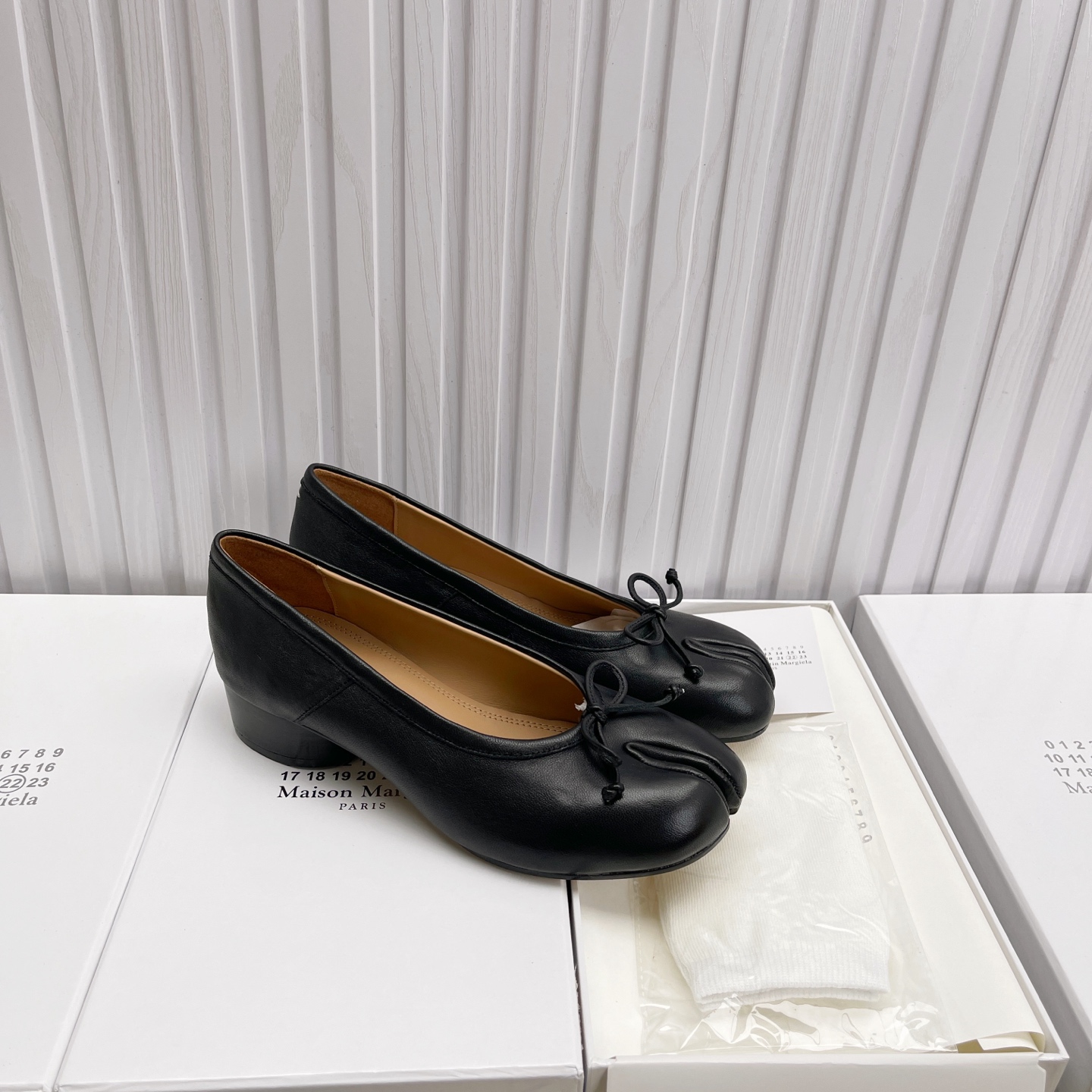 NO:874694,Maison Margiela high version Margiela, this pair of bow split toes is so popular, Instagram style bloggers have all bought it, it feels comfortable and easy to match, the texture is invincible, original 1:1, imported cowhide lining, imported vegetable tanned sheepskin outsole, original genuine leather outsole, heel height 3.5 cm, women's model 35-41 (customized at 40.41), split toe shoes, masion  margiela,cowhide,sheepskin,leather soles19860909Maison Margiela高版本 马吉拉,这双蝴蝶结分趾实在太火了 ins穿搭博主都有入的, 脚感舒适又巨好搭 质感无敌好,原版1:1, 内里进口牛皮 面料进口植鞣羊皮 大底原版真皮大底 跟高3.5 cm 女款35 －41(40.41订做),分趾鞋,masion margiela,cowhide,sheepskin,Leather soles,Women's Shoes