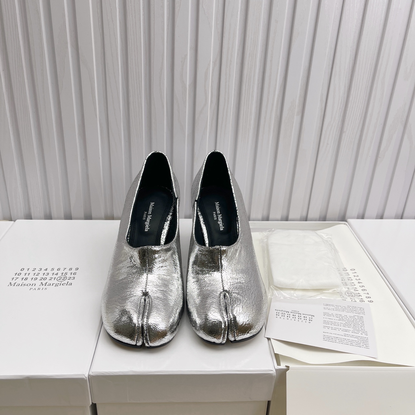 NO:874624,Maison Margiela high version Margiela, this pair of split-toe is so popular, all Instagram style bloggers have bought it, it feels comfortable and easy to match, the texture is invincible, original 1:1, imported cowhide leather lining, imported vegetable-tanned sheepskin outsole, original genuine leather outsole, heel height 8cm, women's model 35-41 (custom-made at 40.41), split-toe shoes, masion margiela, cowhide, sheepskin, Leather  soles19860909Maison Margiela高版本 马吉拉,这双分趾实在太火了 ins穿搭博主都有入的, 脚感舒适又巨好搭 质感无敌好,原版1:1, 内里进口牛皮 面料进口植鞣羊皮 大底原版真皮大底 跟高8cm 女款35 －41(40.41订做),分趾鞋,masion margiela,cowhide,sheepskin,Leather soles,Women's Shoes