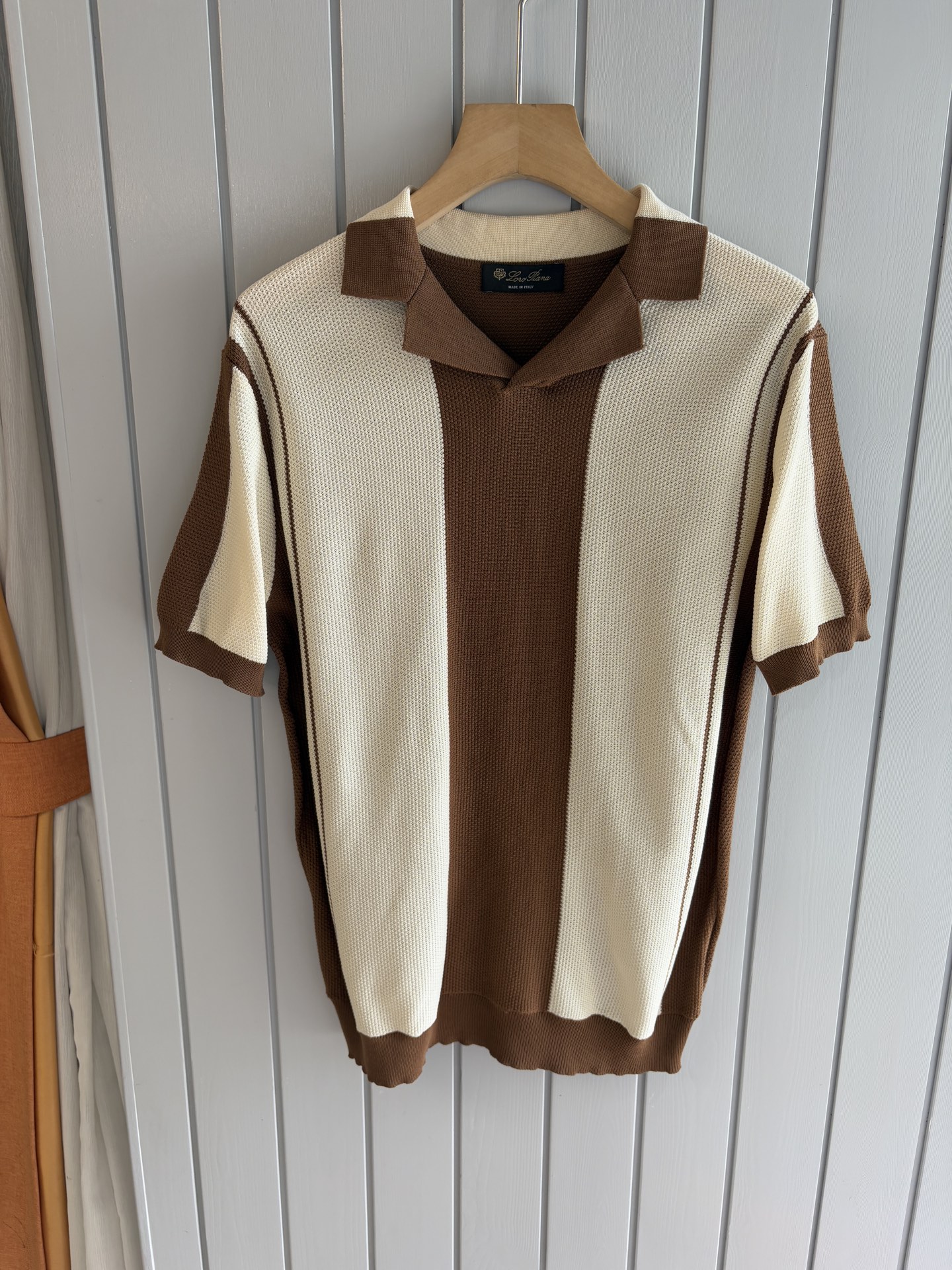 NO:486560,Time-consuming King' diamond jacquard design selects ultra-fine high-quality yarn lapel short-sleeved men's collection 'Time-consuming King' round neck and elegant craftsmanship, which is high-end when touching the skin. Craftsmanship and diamond hollow jacquard, three-dimensional diamond jacquard that takes several months to carve, woven architectural aesthetic texture between warp and weft, and the light and shadow penetrate, showing low-key luxury when light and shadow penetrate, and every move shows low-key luxury. Classic grid lapel short-sleeved design Simple lapel outlines neat lines, short-sleeved cut adapts to multiple scenes - layered suits during business meetings show elegance, casual wear reveals gentleman's taste, and the collection style never fades. The ultimate quality testimony of details Precision turning ensures that the seams are flat, the bone position is reinforced and durable without deformation; the neckline threads have been washed and tested, and they are still as crisp as new as they wear for a long time, and every detail is a testimony of 'time-consuming'. Code M-3XL001  020, T-shirt,business suit,alexander wang19860909耗时王”菱形提花设计甄选超细优质纱线翻领短袖男士典藏款「耗时王」圆领奢雅工艺,触肤即高阶. 匠心底蕴菱形镂空提花 耗时数月雕琢的立体菱形提花,经纬间织就建筑美学肌理,光影穿透时显隐交错,举手投足尽展低调奢华. 经典型格翻领短袖设计 简约翻领勾勒利落线条,短袖剪裁适配多场景——商务会晤时叠搭西装显儒雅,休闲时光单穿流露绅士品味,典藏款型永不褪色. 细节至臻品质见证 精密车工确保接缝平整,骨位加固耐穿不变形；领口螺纹经水洗测试,久穿仍挺括如新,每一处细节皆为「耗时」证言. 码数M-3XL001 020,,T-shirt,business suit,alexander wang,Men's clothing