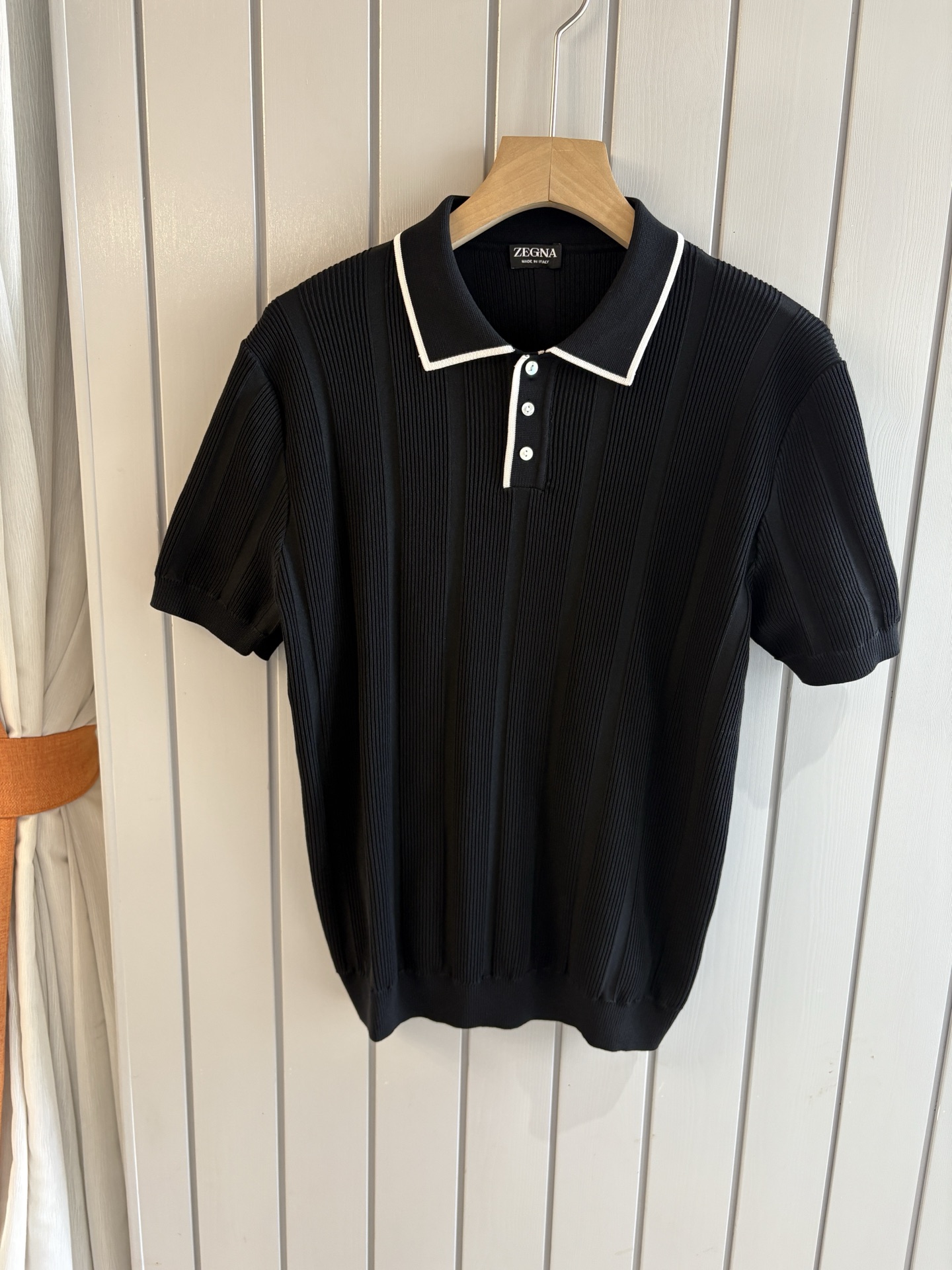 NO:481691,Z Family Time-consuming King' diamond jacquard design selects ultra-fine high-quality yarns with goat mulberry silk lapels short-sleeved men's collection 'Time-consuming King' round neck and elegant craftsmanship, which touches the skin with high-end style. Craftsmanship is based on diamond hollow jacquard. Three-dimensional diamond jacquard that takes several months to carve. The architectural aesthetic texture is weaved between warp and weft. The light and shadow penetrate, and the gestures show low-key luxury. The luxury material is natural cashmere mulberry silk. The ultra-fine high-quality yarn is integrated into the soft and glutinous skin-friendly of Inner Mongolia white velvet cashmere, and the smooth draping of mulberry silk is light and as light as nothing, but the luxury feels natural. It is wearing close to the body like a cloud. Classic lattice lapel short-sleeved design Simple lapel outlines neat lines, and short-sleeved tailoring is suitable for multiple scenes - the layered suits during business meetings show elegance, casual wear reveals gentleman's taste, and the collection style will never fade.  The testimony of the highest quality of details. Precision cutting ensures that the seams are flat and the bone position is reinforced and not deformed. The neckline threads have been washed and tested, and they are still as crisp as new as they are worn for a long time. Every detail is a testimony of 'time-consuming'. 1. M-3XL, T-shirt, business suit, alexander wang19860909Z家耗时王”菱形提花设计甄选超细优质纱线含山羊桑蚕丝翻领短袖男士典藏款「耗时王」圆领奢雅工艺,触肤即高阶. 匠心底蕴菱形镂空提花 耗时数月雕琢的立体菱形提花,经纬间织就建筑美学肌理,光影穿透时显隐交错,举手投足尽展低调奢华. 奢材天成山羊绒桑蚕丝 甄选超细优质纱线,融合内蒙古白绒山羊绒的软糯亲肤,与桑蚕丝的柔滑垂坠,轻若无物却奢感天成,贴身穿着如云端轻抚. 经典型格翻领短袖设计 简约翻领勾勒利落线条,短袖剪裁适配多场景——商务会晤时叠搭西装显儒雅,休闲时光单穿流露绅士品味,典藏款型永不褪色. 细节至臻品质见证 精密车工确保接缝平整,骨位加固耐穿不变形；领口螺纹经水洗测试,久穿仍挺括如新,每一处细节皆为「耗时」证言. 一 码数M-3XL,,T-shirt,business suit,alexander wang,Men's clothing