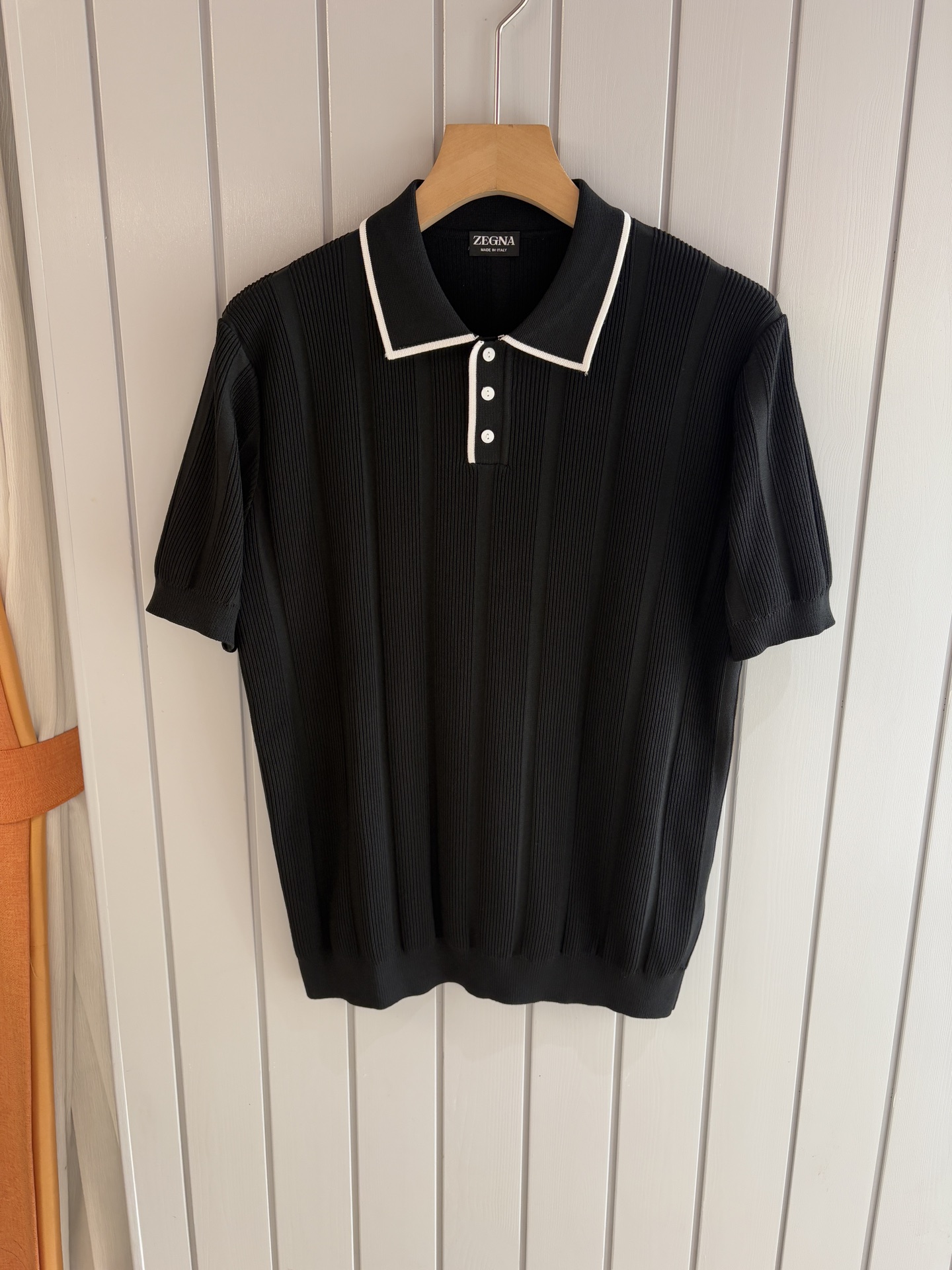 NO:456020,Z Family Time-consuming King' diamond jacquard design selects ultra-fine high-quality yarn with goat mulberry silk lapel short-sleeved men's collection 'Time-consuming King' round neck and elegant craftsmanship, which is high-end when touching the skin. Craftsmanship is ingenious and has a three-dimensional diamond jacquard that takes several months to carve. The architectural aesthetic texture is weaved between warp and weft. The light and shadow penetrate, and the gestures show low-key luxury. The ultra-fine high-quality yarn is selected, integrating the soft and glutinous skin-friendly of Inner Mongolia white velvet cashmere, and the smooth draping of mulberry silk is light and as light as nothing but luxurious. It is wearing it close to the body like a cloud. Classic lattice lapel short-sleeved design Simple lapel outlines neat lines, short-sleeved cut is suitable for many scenes - layered suits during business meetings show elegance, casual wear reveals gentleman's taste, and the collection style never fades. The ultimate quality of details is verified  Precision turning workers ensure that the seams are flat and the bone position is reinforced and durable without deformation; the neckline threads have been washed and tested, and they are still as crisp as new as they are worn for a long time, and every detail is a testimony of 'time-consuming'. Number M-3XL, T-shirt, business suit, alexander wang19860909Z家耗时王”菱形提花设计甄选超细优质纱线含山羊桑蚕丝翻领短袖男士典藏款「耗时王」圆领奢雅工艺,触肤即高阶. 匠心底蕴菱形镂空提花 耗时数月雕琢的立体菱形提花,经纬间织就建筑美学肌理,光影穿透时显隐交错,举手投足尽展低调奢华. 甄选超细优质纱线,融合内蒙古白绒山羊绒的软糯亲肤,与桑蚕丝的柔滑垂坠,轻若无物却奢感天成,贴身穿着如云端轻抚. 经典型格翻领短袖设计 简约翻领勾勒利落线条,短袖剪裁适配多场景——商务会晤时叠搭西装显儒雅,休闲时光单穿流露绅士品味,典藏款型永不褪色. 细节至臻品质见证 精密车工确保接缝平整,骨位加固耐穿不变形；领口螺纹经水洗测试,久穿仍挺括如新,每一处细节皆为「耗时」证言. 码数M-3XL,,T-shirt,business suit,alexander wang,Men's clothing