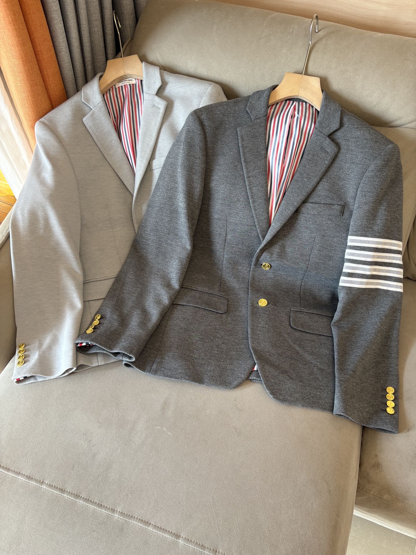 NO:475531,(New product) TB new classic three-pin buckle fashionable wool single, the same classic color wool wool wool, the same classic color wool wool wool logo, casual lapel suit jacket!  Trading company channels TB reputation channel orders are rare, you should not miss the channel ruthless goods, there is no problem with all kinds of details, and the first-class hard-core quality quality control!  This single-size selection is made of imported wool materials. It is definitely not the ordinary nylon cotton yarn on the market. It has a precise feel, good breathability and extension, classic stripes and color details inside, and a flat, smooth and anti-static surface!  The brand new 3D cutting ratio and classic three-pin buckle design have a clear muscles and bones that can better modify the body shape, which is very suitable for daily wear of OLs in the workplace!  The classic colour of the sleeves and arms are woven in four bar logos, and the grosgrain jacquard strips are woven in instrumental jacquard. The red, white and blue stripes are oily in color and texture are integrated, demonstrating the distinctive luxury charm of the brand!  Customized natural mother buckle details are provided for customer-supply, with smooth, round and shiny texture, which brings the sense of luxury to the extreme!  As the most stylish outfit, especially the 'project' of successful people, suits must be equipped with your status and have a strong sense of resilience in the workplace. This TB is the best choice!  Size 1-5 Size 1 shoulder width 42cm-bust 100cm-length 66cm-sleeve length 60cm 2 Size shoulder width 43cm-bust 104cm-length 68cm-sleeve length 61cm 3 Size shoulder width 44cm-bust 108cm-leeve length 70cm-sleeve length 62cm 4 Size shoulder width 45cm-bust 112cm-leeve length 72cm-sleeve length 63cm 5 Sleeve width 46cm-bust 116cm-leeve length 74cm-sleeve length 64cm Size recommended (standard version) Height 174-140 catties, try on 2 sizes appropriate!  A boy can choose 1 size for a weight of less than 125 catties, 2 size for a weight of 125-140 catties, 3 size for a weight of 140-155 catties, 4 size for a weight of 155-170 catties, and 5 size for a weight of 170-185 catties!  All girls can choose 1 size!  ,,jackets & coats,alexander wang19860909(新品)TB新款经典三粒扣时尚羊毛单西,男女同款经典色织四条杠标识休闲翻领西服外套！贸易公司渠道TB口碑渠道订单稀出,你不容错过的渠道狠货,各种细节做工都没有问题,品控一流的硬核精品！ 此款单西精选客供进口羊毛材质打造,绝非市面上一般的尼龙棉纱,具备精密的手感,良好的透气性和延长性,内里经典条纹色泽细节,垫面平整光滑抗静电！焕然一新的3D裁剪比例,经典的三粒扣设计,筋骨分明更能修饰身型,非常适合职场OL日常穿着搭配！袖臂经典色织四条杠标识,后领罗缎提花彩条,采用器械式提花工艺编织而成,红白蓝条纹色泽油润,纹理一体化,彰显鲜明的品牌独特奢华魅力！客供定制天然母贝扣细节,质感光滑圆润有光泽,更是将奢华感展现到极致！西服作为最有格调的着装,特别是成功人士的门面“工程”,要标配起你们的身份地位,在职场中游韧有余,这款TB莫过于最好的选择！尺码1-5 1码肩宽42cm-胸围100cm-衣长66cm-袖长60cm 2码肩宽43cm-胸围104cm-衣长68cm-袖长61cm 3码肩宽44cm-胸围108cm-衣长70cm-袖长62cm 4码肩宽45cm-胸围112cm-衣长72cm-袖长63cm 5码肩宽46cm-胸围116cm-衣长74cm-袖长64cm 尺码推荐（标准版型） 身高174-140斤,试穿2码合适！ 男生体重125斤以内选择1码,125-140斤选择2码,140-155斤选择3码,155-170斤选择4码,170-185斤选择5码！ 女生全部选择1码即可！,,jackets & coats,alexander wang,Men's clothing