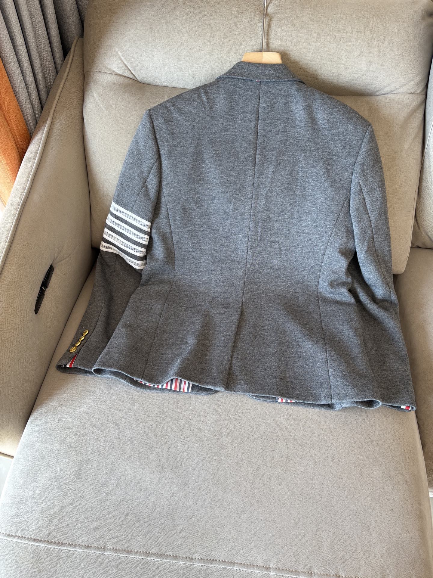 (新品)TB新款经典三粒扣时尚羊毛单西，男女同款经典色织四条杠标识休闲翻领西服外套！贸易公司渠道TB口碑