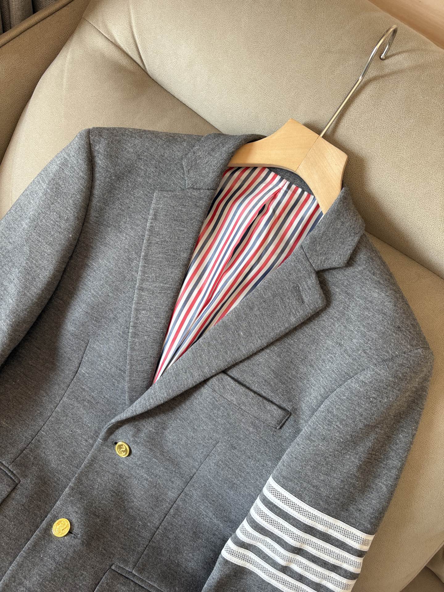 (新品)TB新款经典三粒扣时尚羊毛单西，男女同款经典色织四条杠标识休闲翻领西服外套！贸易公司渠道TB口碑