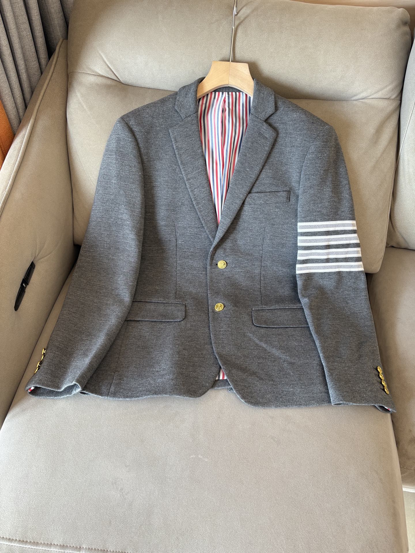 (新品)TB新款经典三粒扣时尚羊毛单西，男女同款经典色织四条杠标识休闲翻领西服外套！贸易公司渠道TB口碑