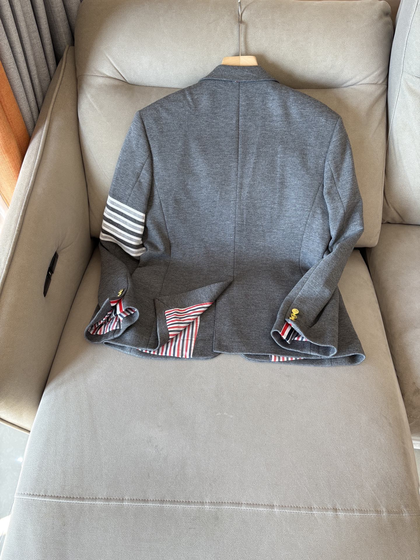 (新品)TB新款经典三粒扣时尚羊毛单西，男女同款经典色织四条杠标识休闲翻领西服外套！贸易公司渠道TB口碑