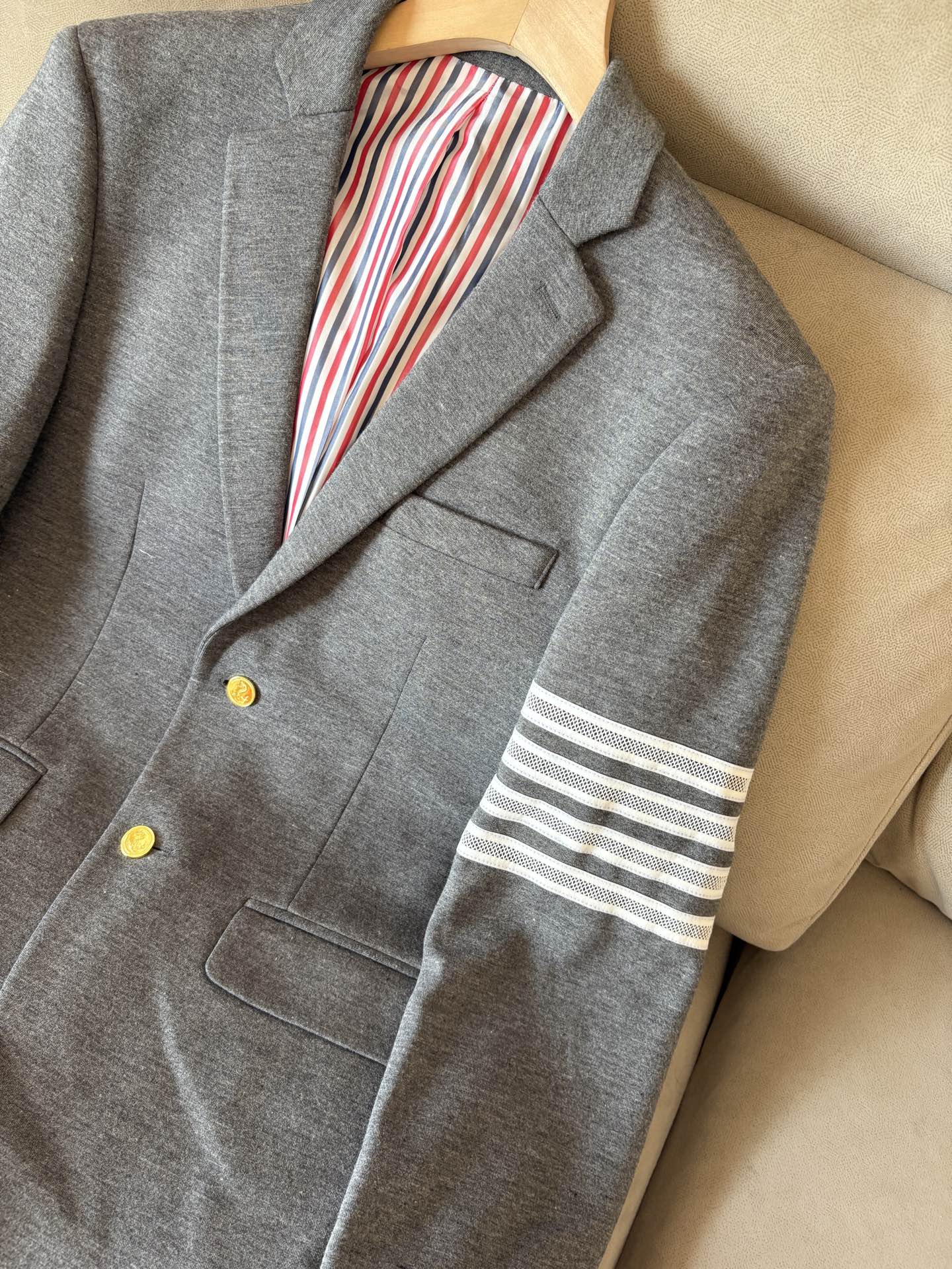 (新品)TB新款经典三粒扣时尚羊毛单西，男女同款经典色织四条杠标识休闲翻领西服外套！贸易公司渠道TB口碑