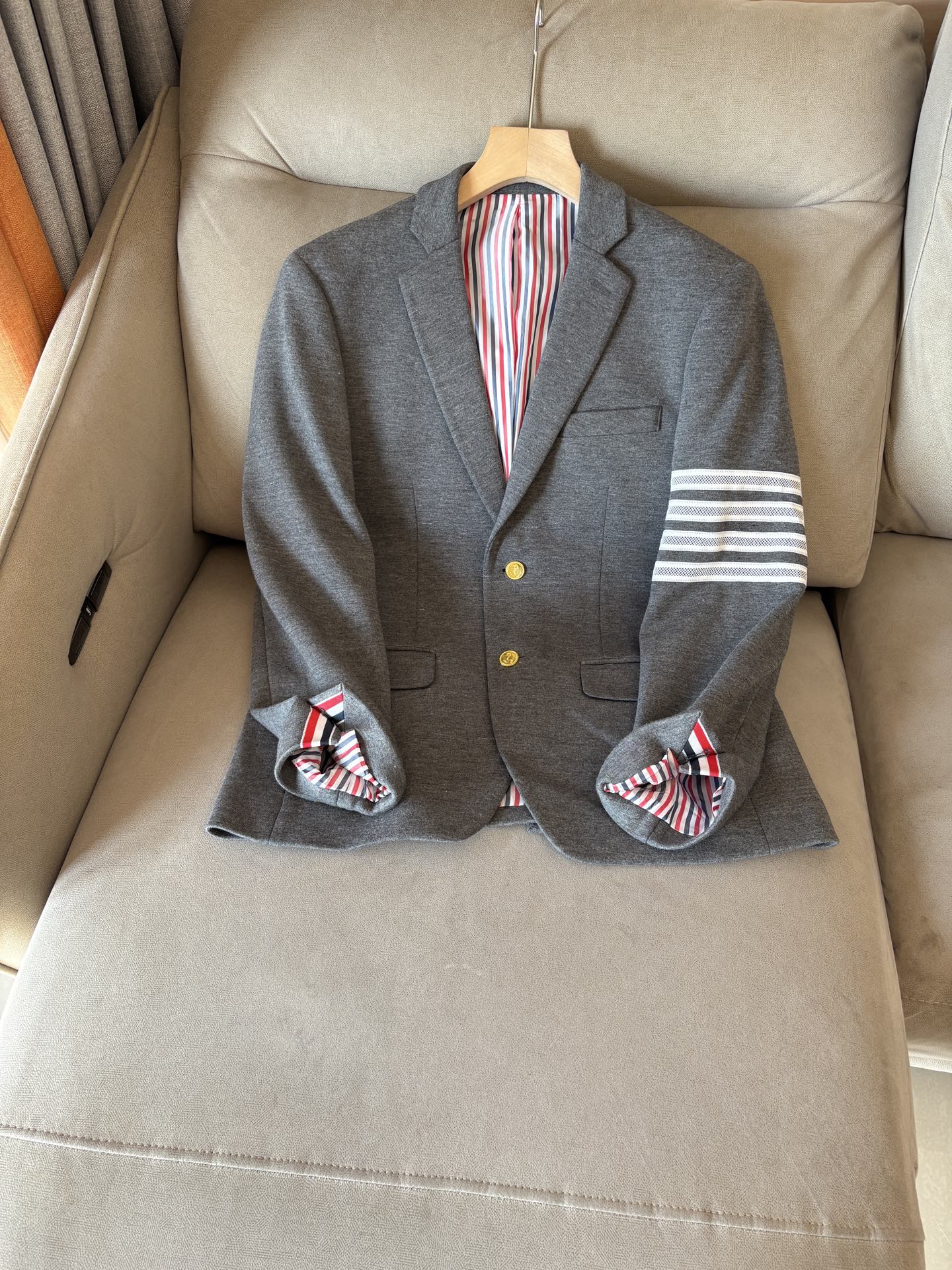 (新品)TB新款经典三粒扣时尚羊毛单西，男女同款经典色织四条杠标识休闲翻领西服外套！贸易公司渠道TB口碑