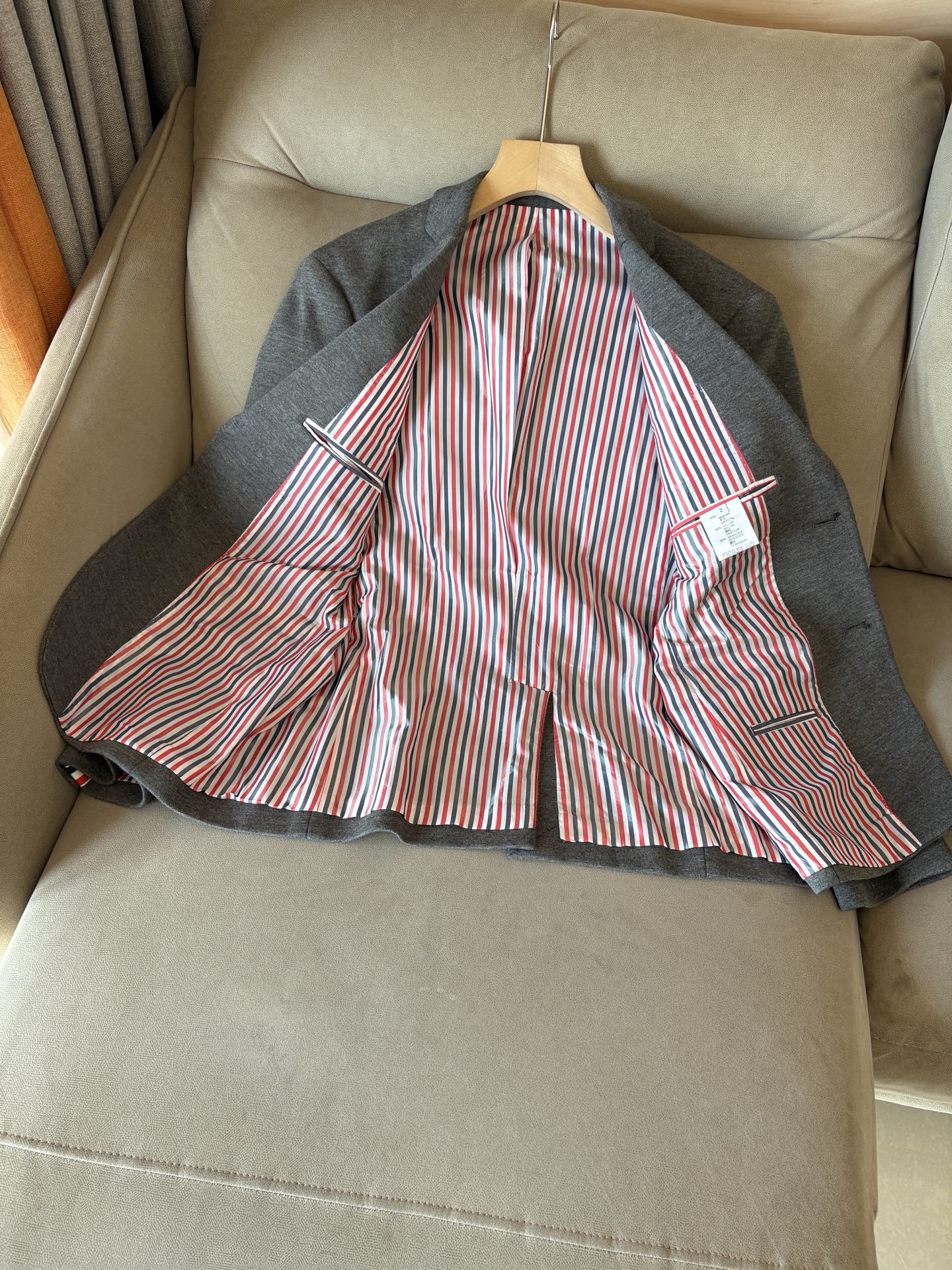 (新品)TB新款经典三粒扣时尚羊毛单西，男女同款经典色织四条杠标识休闲翻领西服外套！贸易公司渠道TB口碑