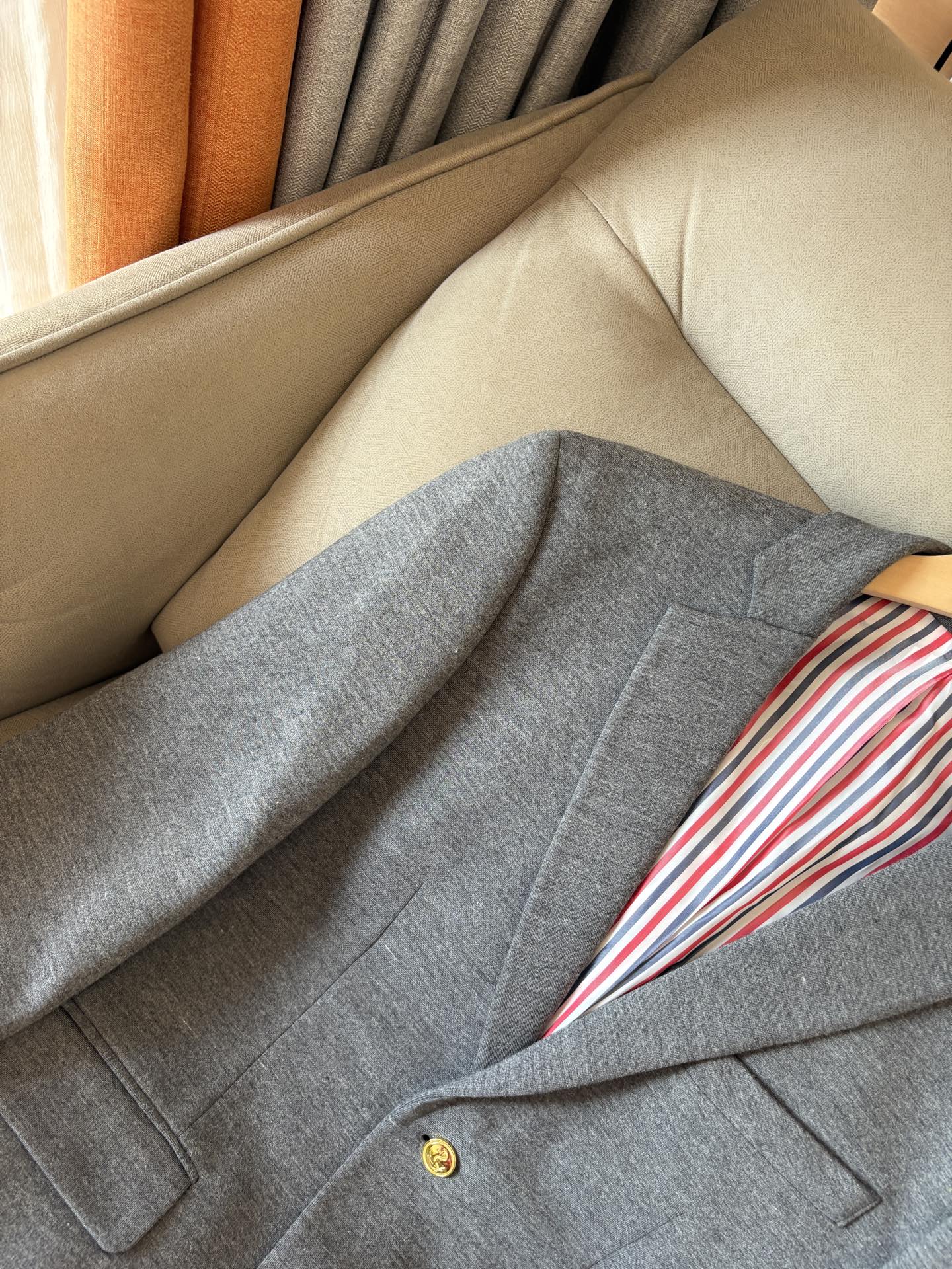 (新品)TB新款经典三粒扣时尚羊毛单西，男女同款经典色织四条杠标识休闲翻领西服外套！贸易公司渠道TB口碑