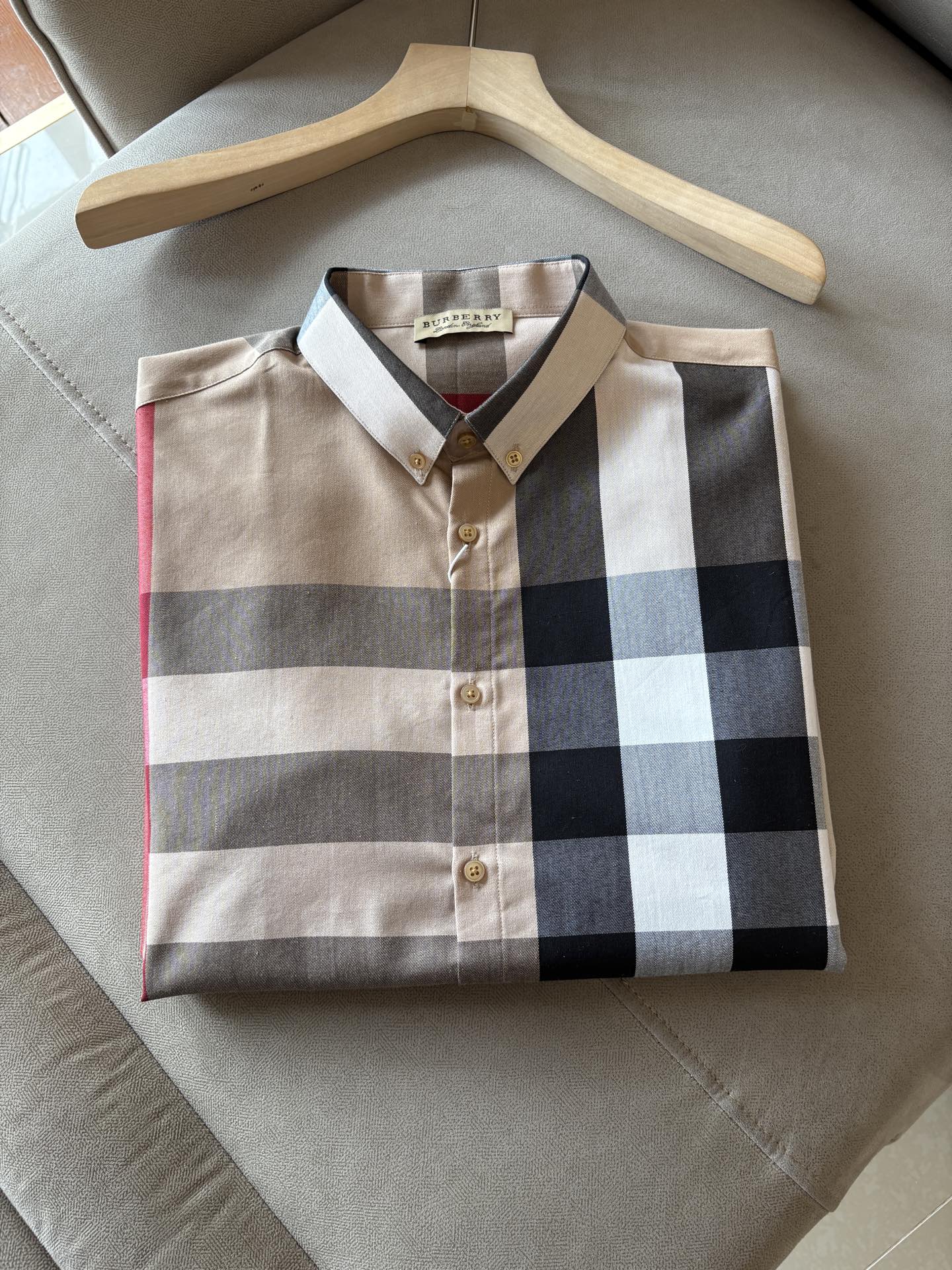 Barbo’s Leisure Shirt: Recommended Battery P696, Quality Details Highlighted in Classic Style