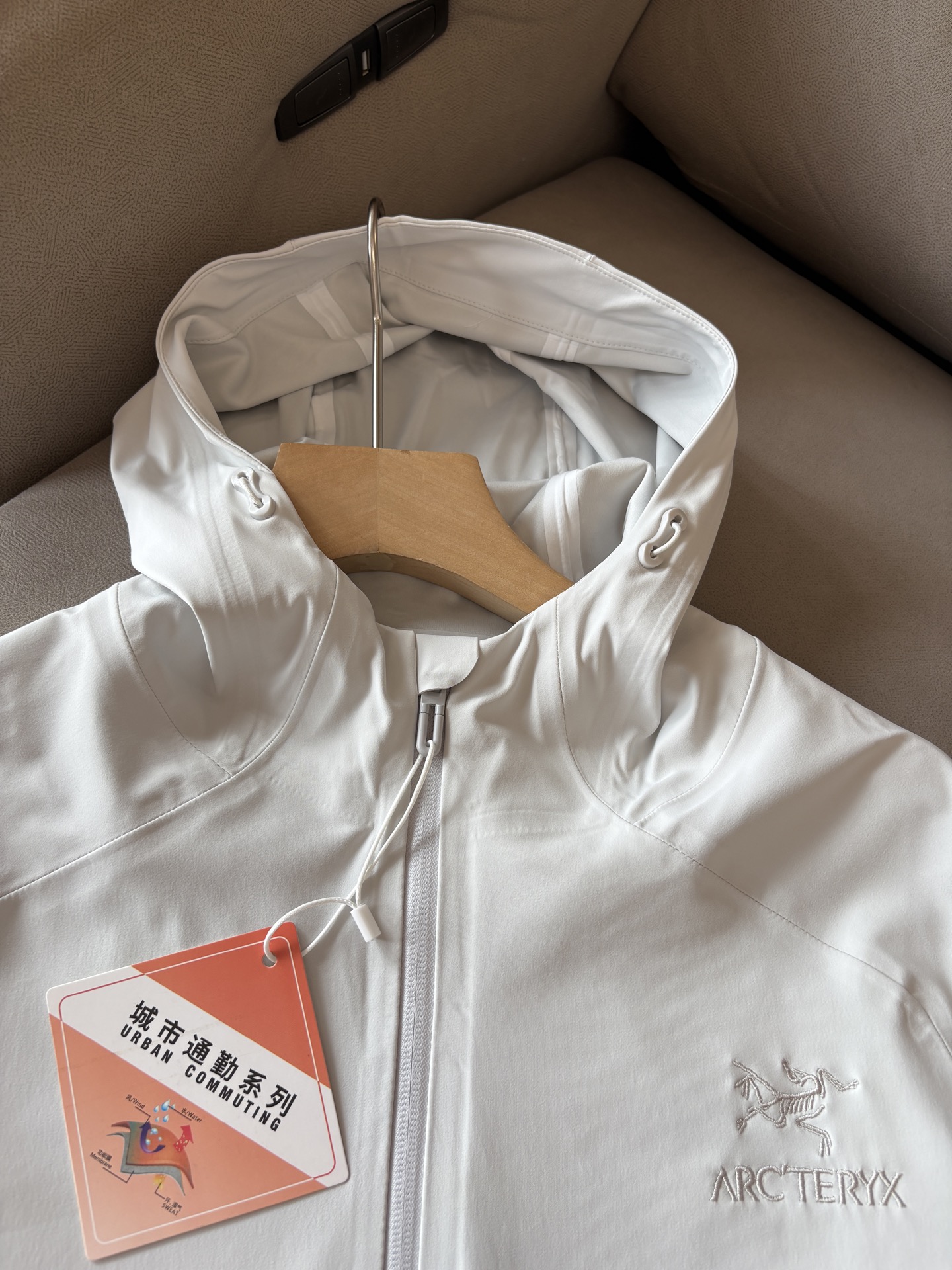 爆款 顶配 Beta SL冲锋衣是一款专为户外探险设计的高性能外套。采用GORE-TEX 面料。具备卓越